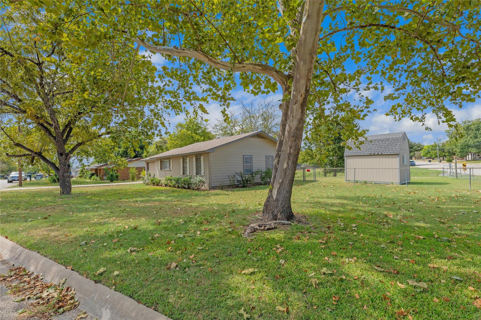 314 Julie St Property Photo 3