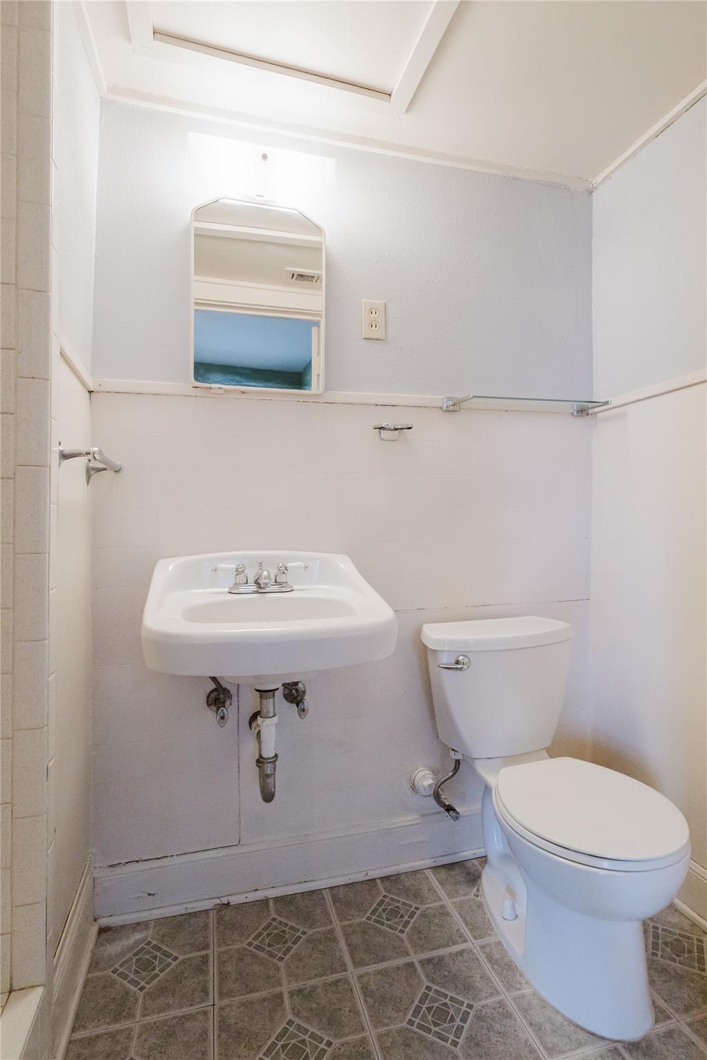 206 E 15th St 5 Property Photo 5