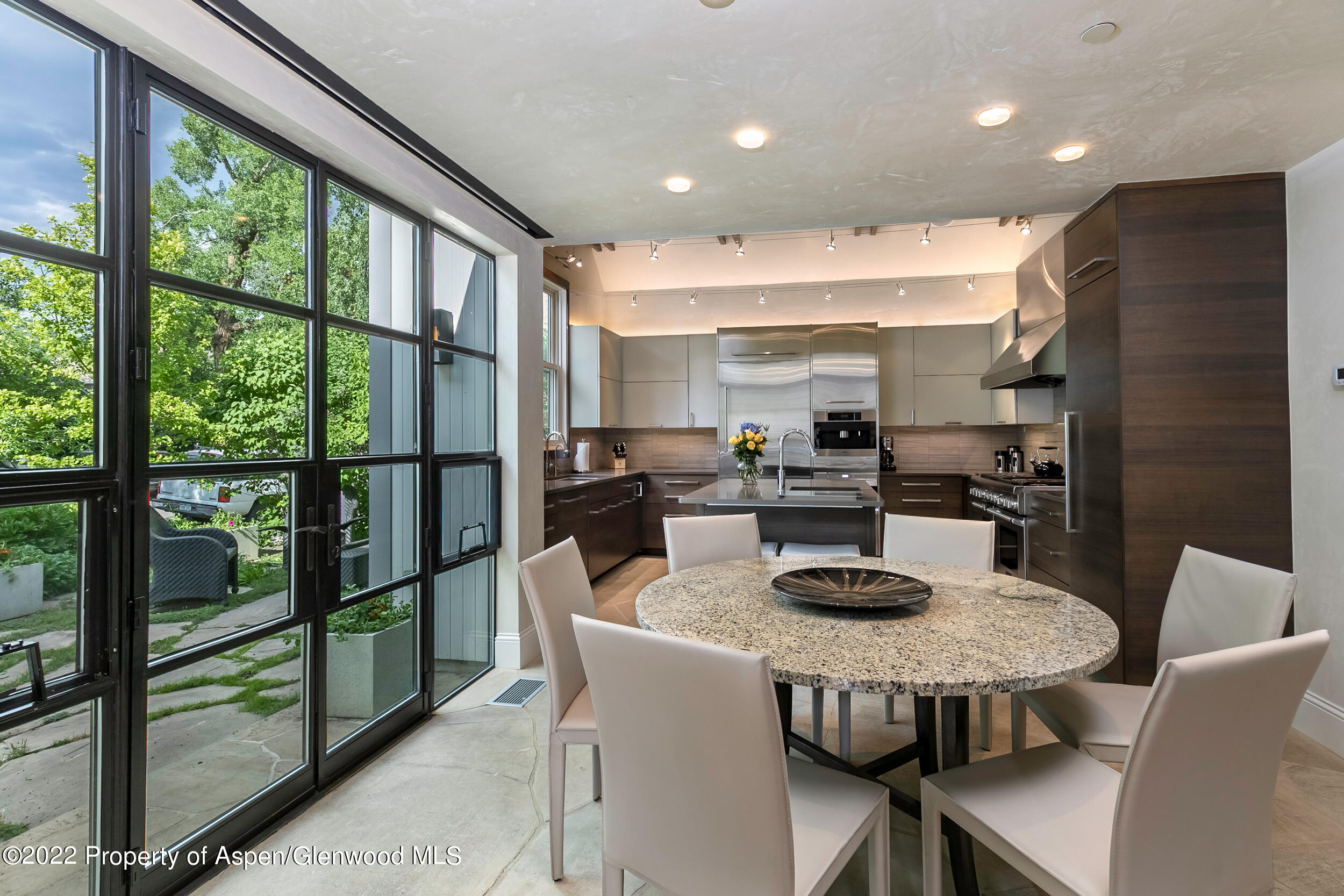 135 W Hopkins Avenue Property Photo 6