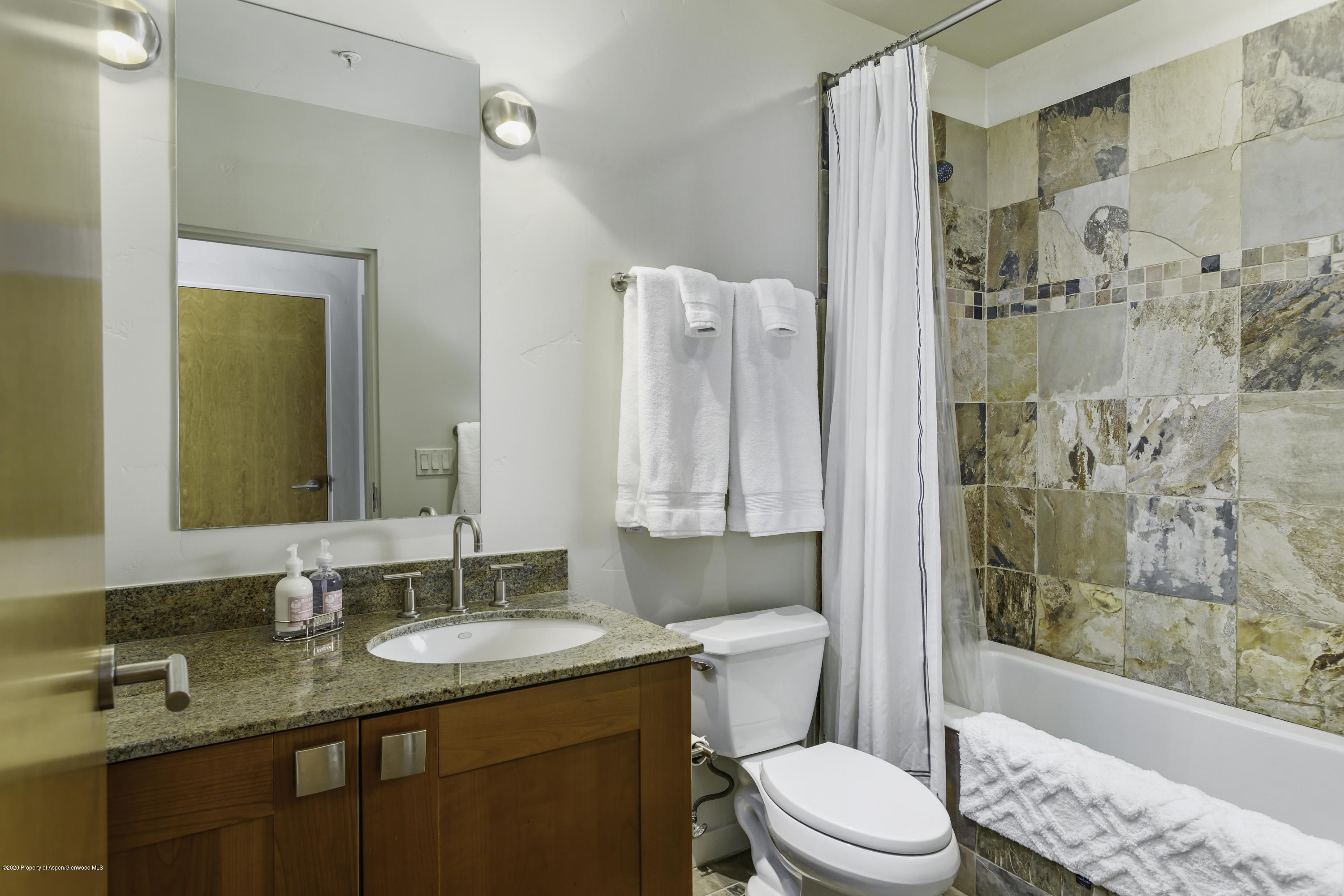 231 Robinson Street R-212 Property Photo 13