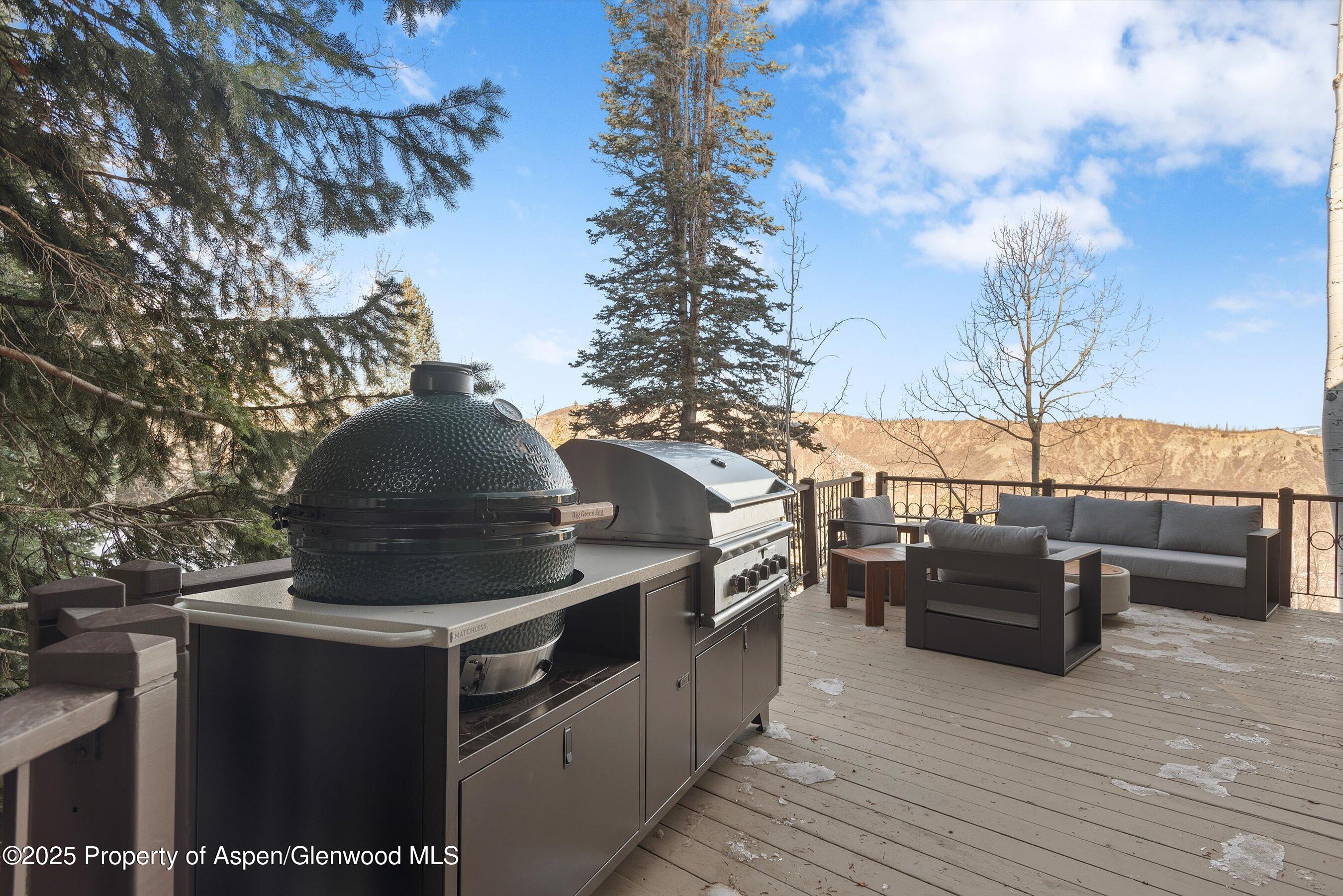 18 Edgewood Lane Property Photo 6