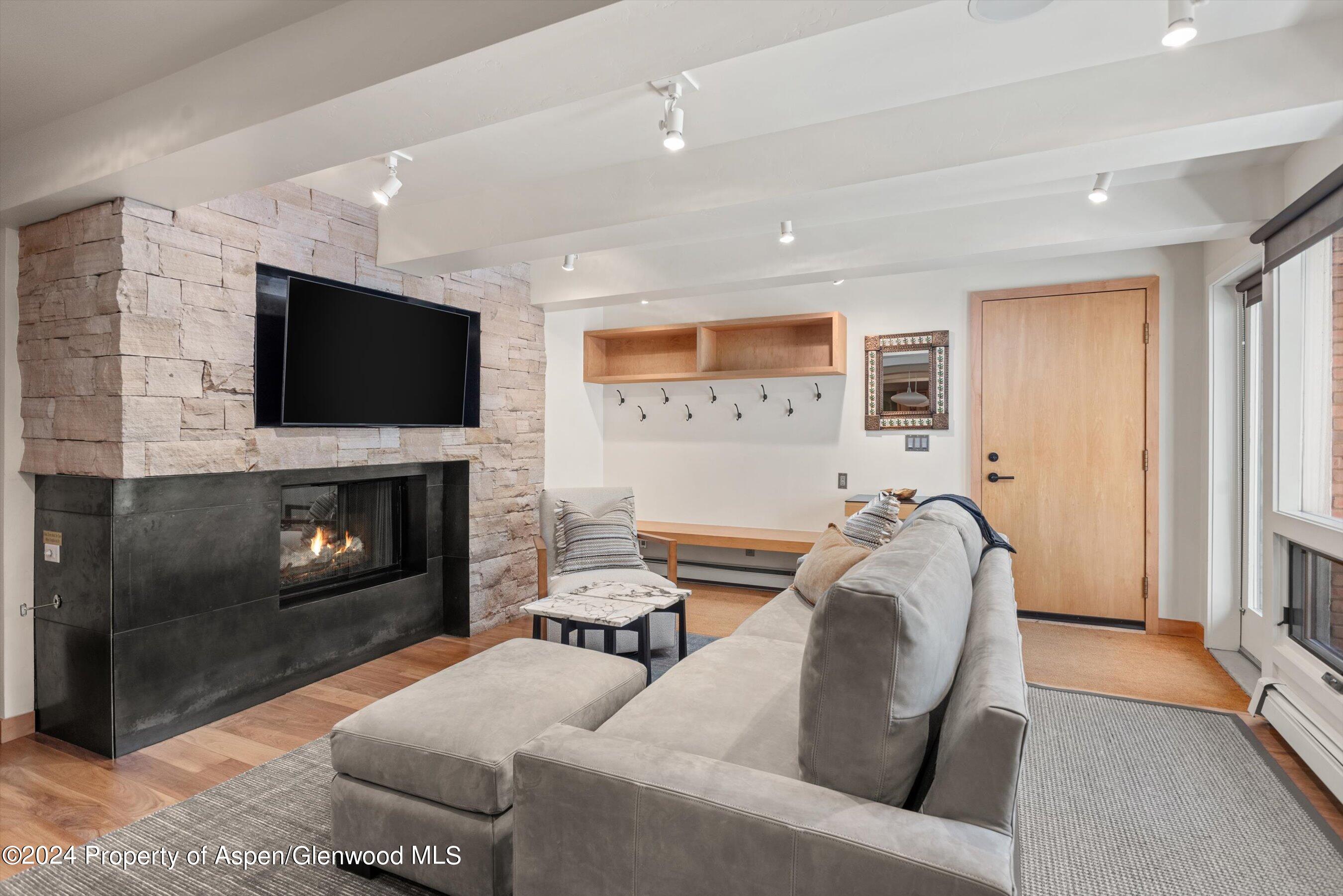 124 W Hyman Avenue, 2c Property Photo 5