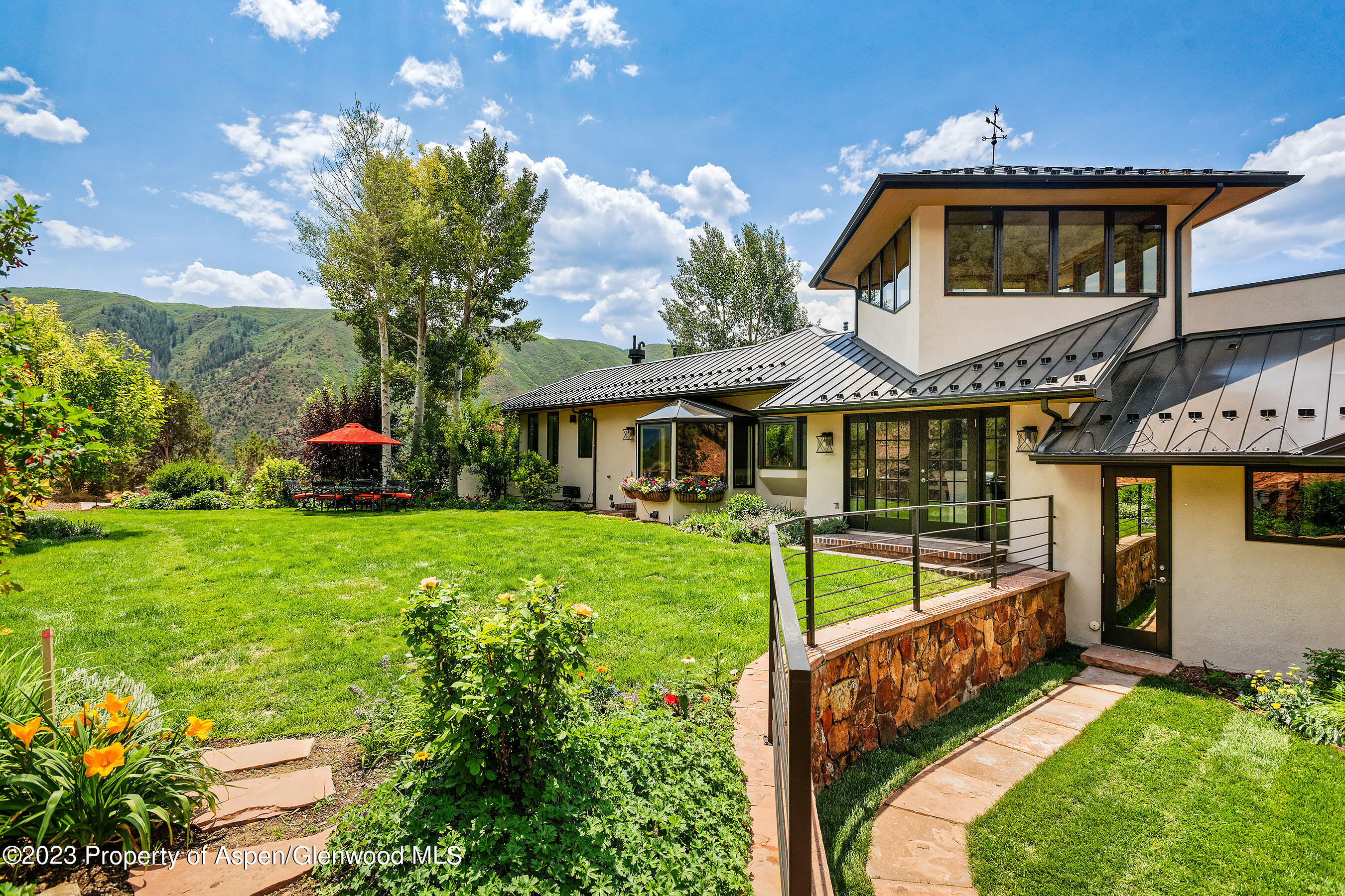 571 Booth Lane Property Photo 4