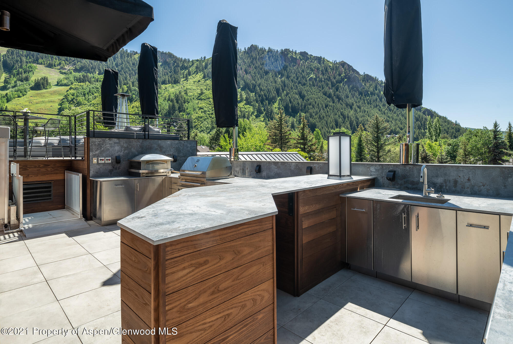 200 S Aspen Street Property Photo 8