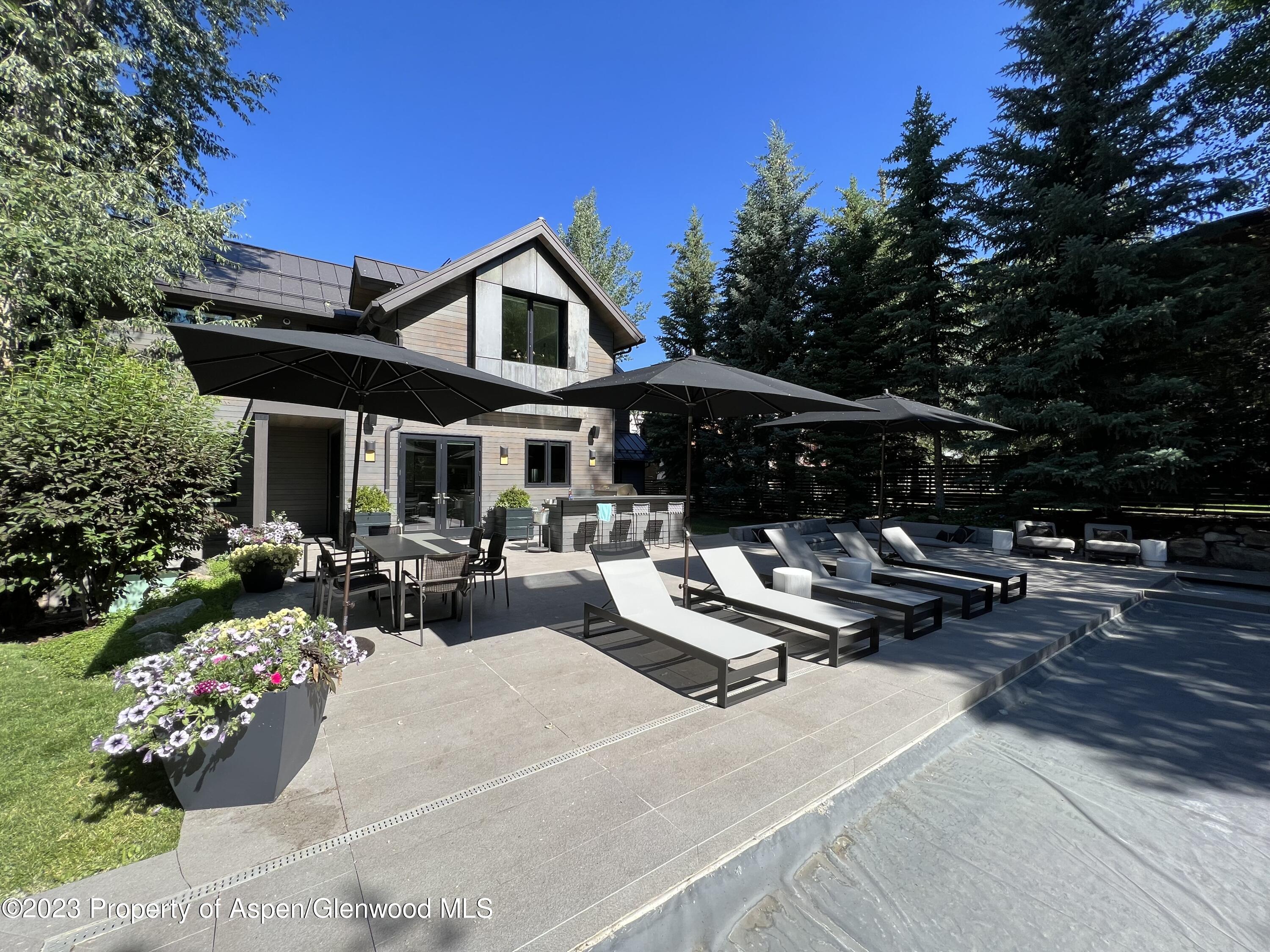 936 King Street Property Photo 6