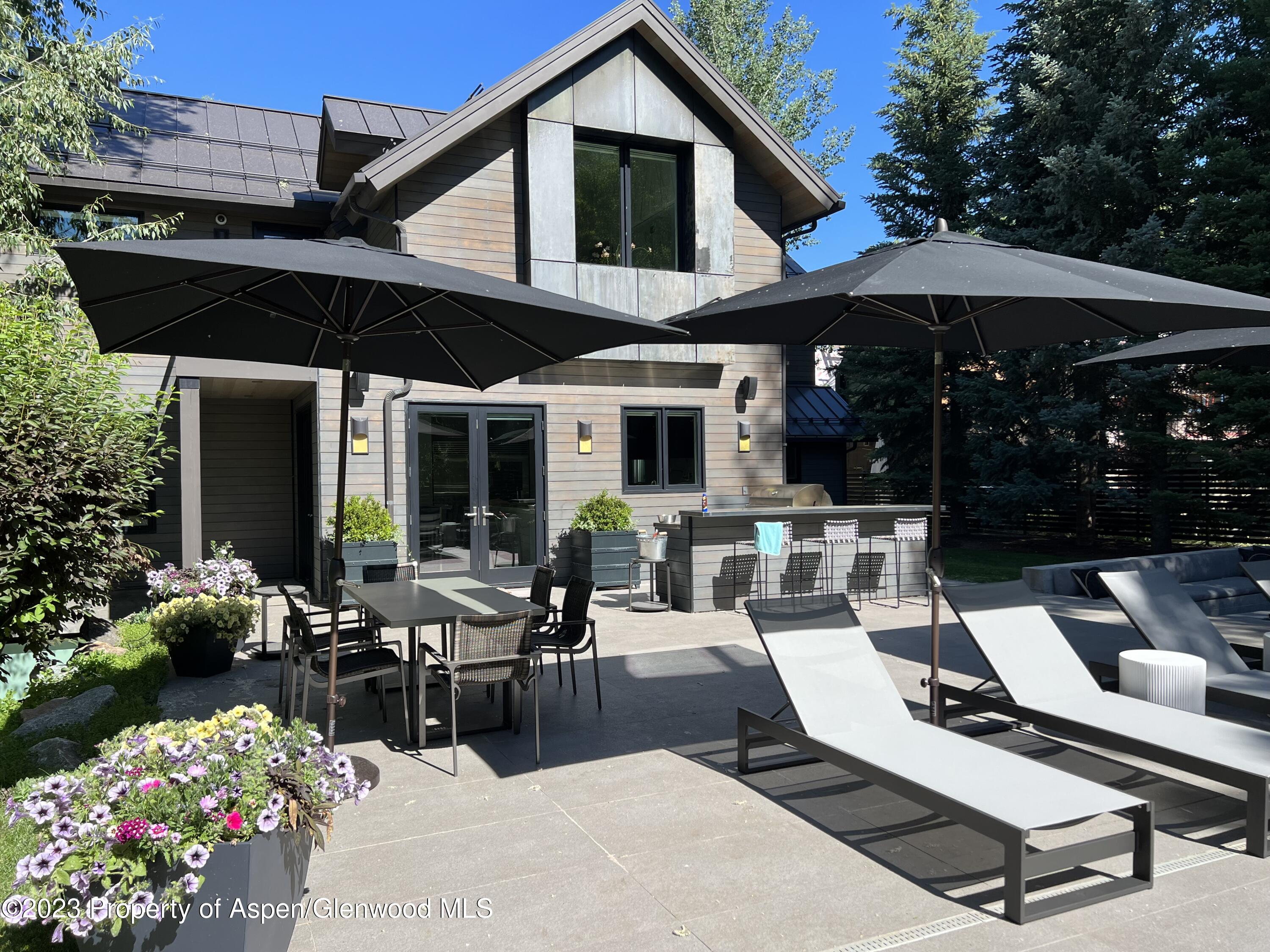 936 King Street Property Photo 7
