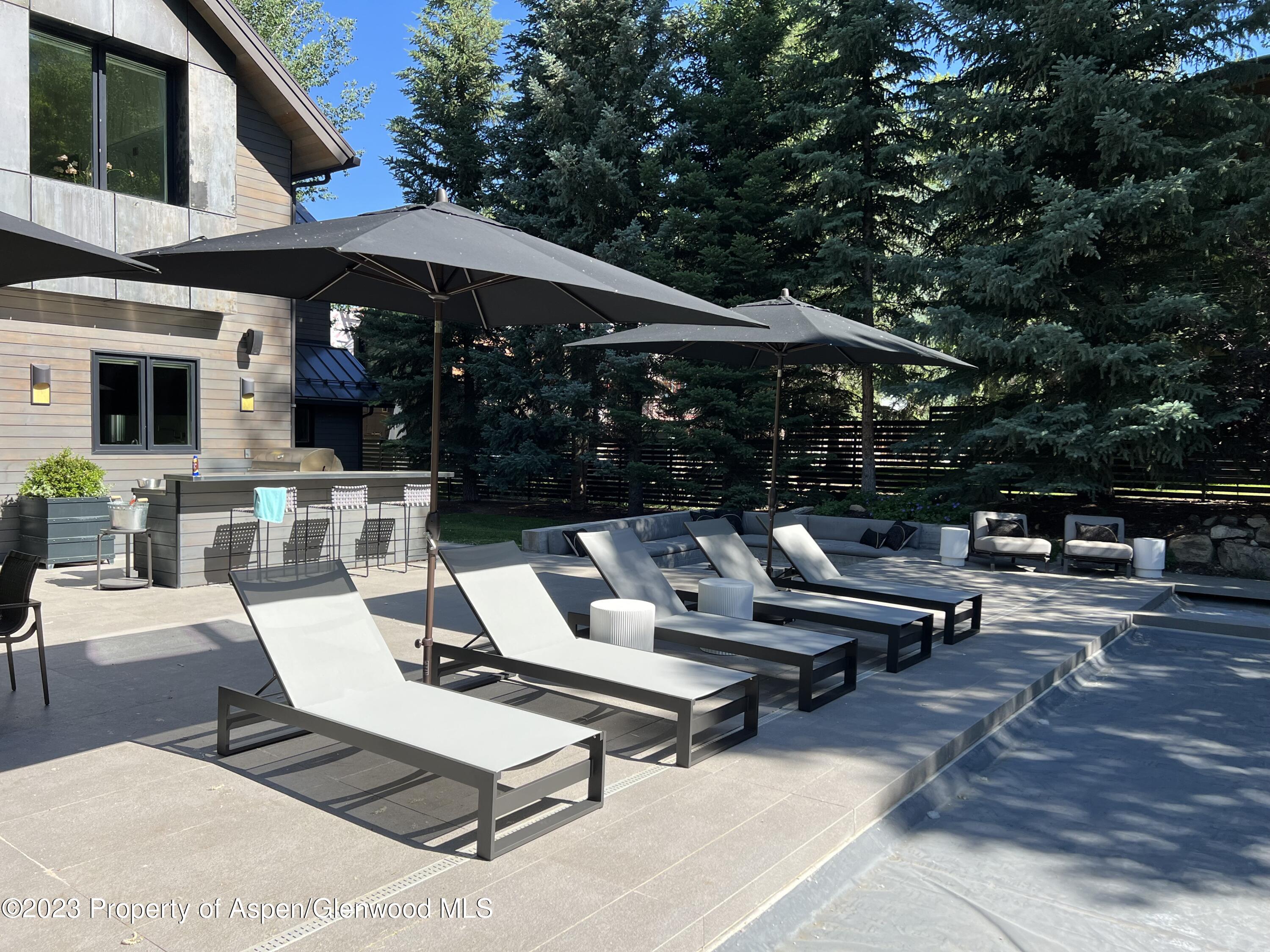 936 King Street Property Photo 8