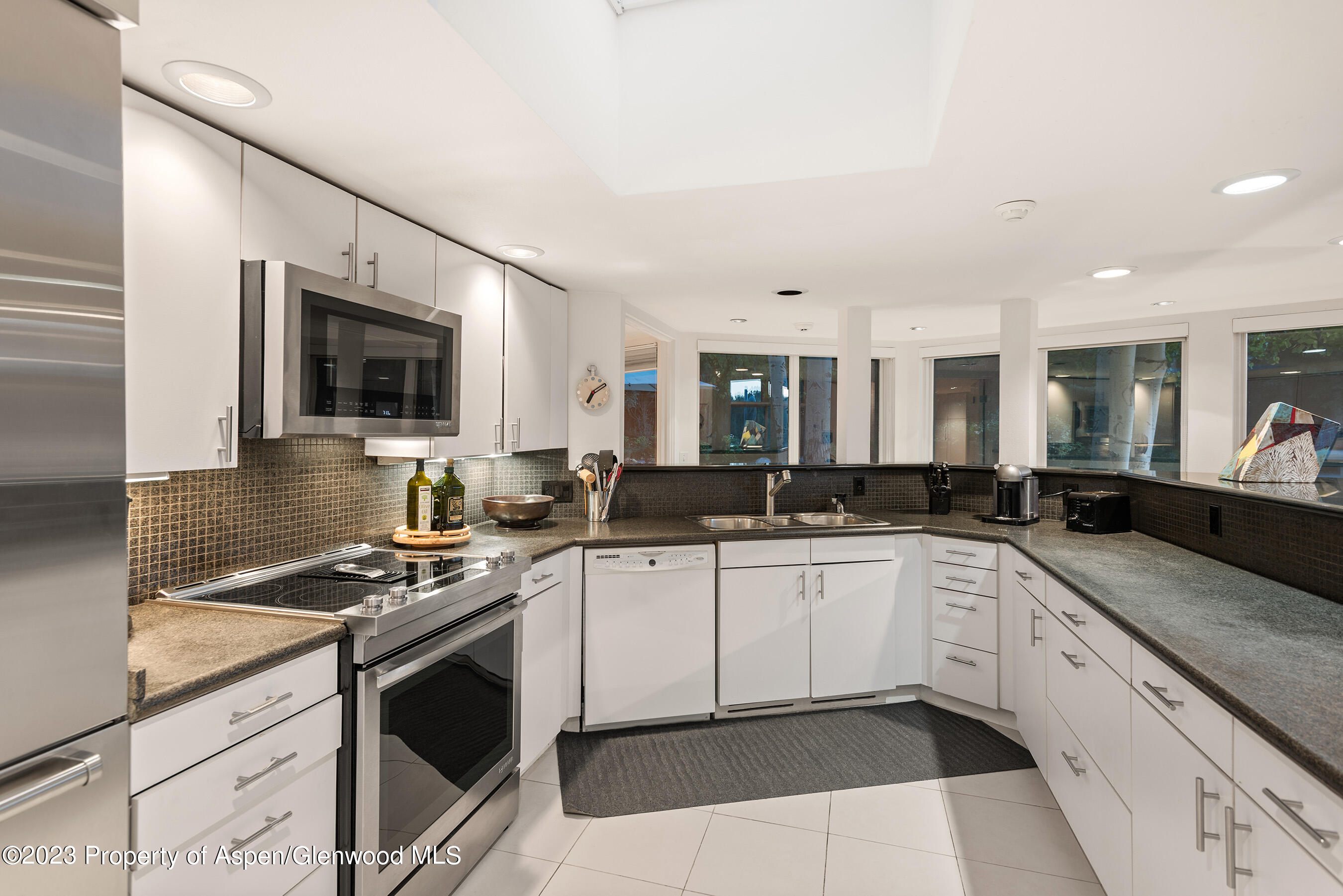 695 Meadows Road Property Photo 16