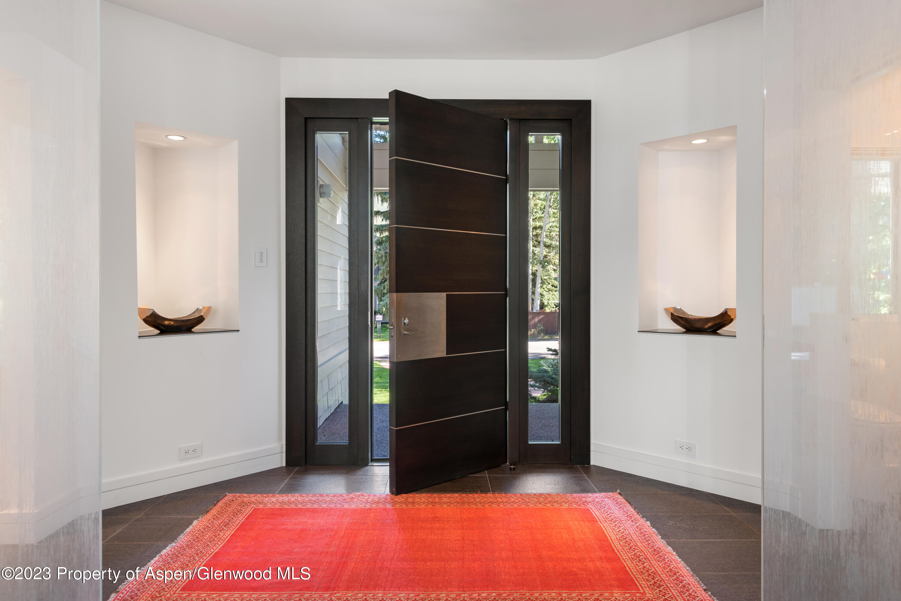 517 W North Street Property Photo 2