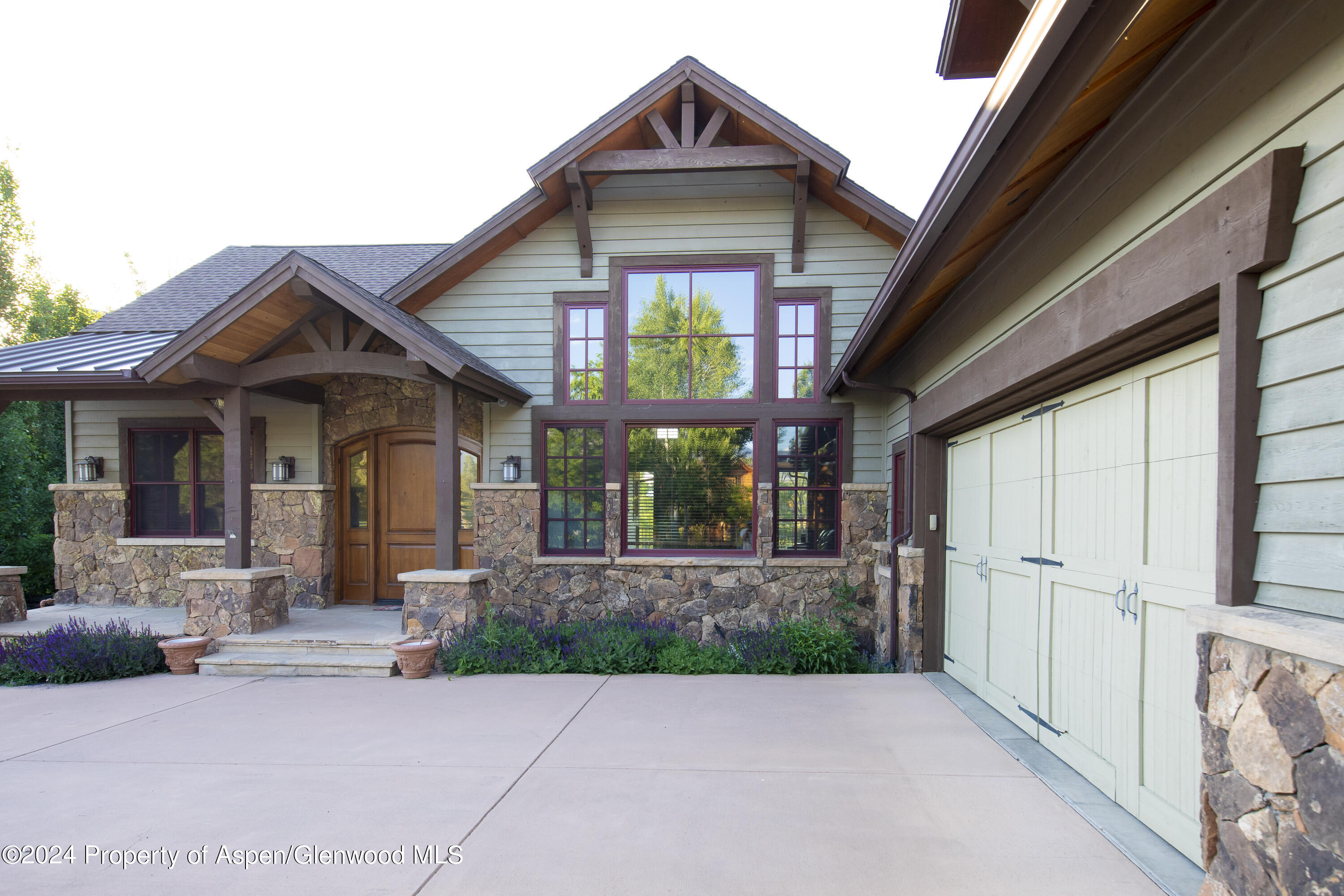 1124 Heritage Drive Property Photo 2