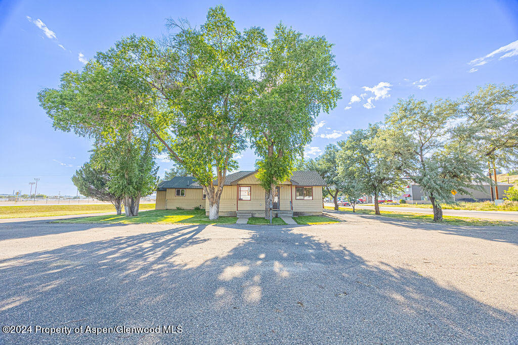 1135 E Highway 40 Property Photo 2