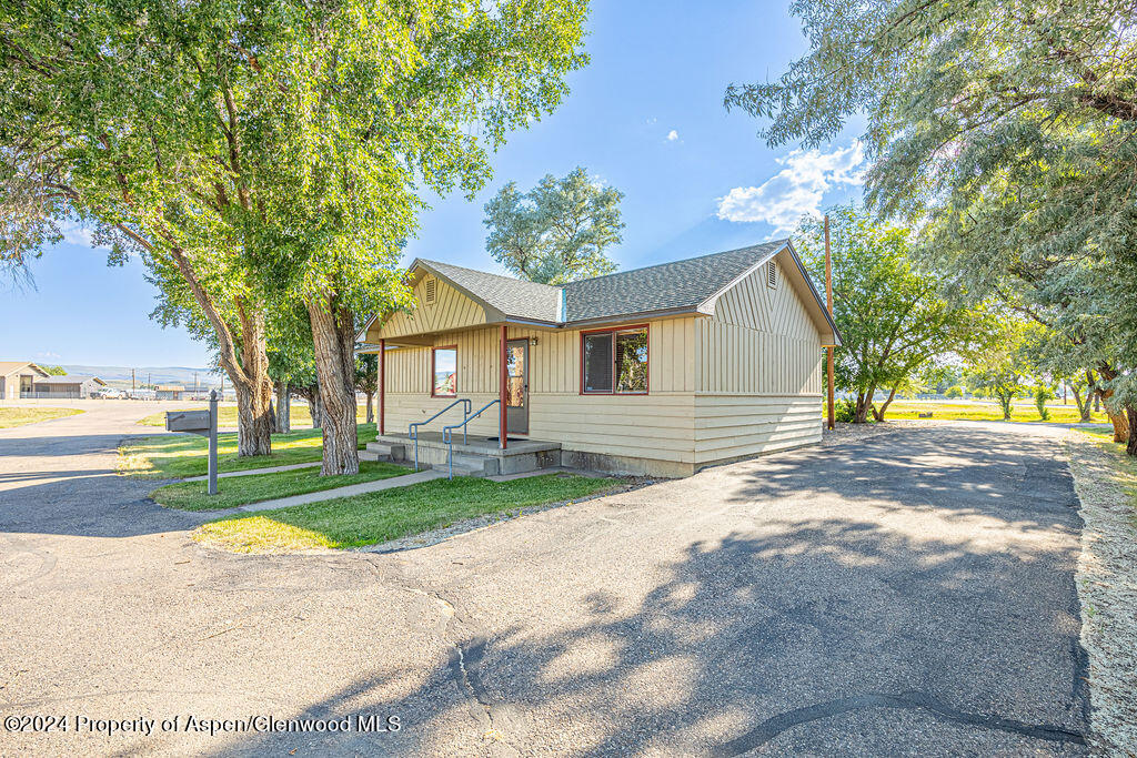 1135 E Highway 40 Property Photo 3