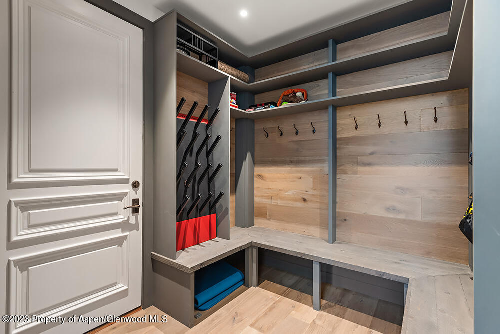 345 Park Avenue Property Photo 14