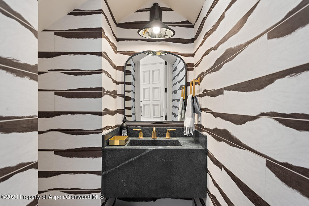 345 Park Avenue Property Photo 15