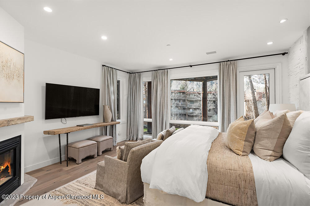 345 Park Avenue Property Photo 16