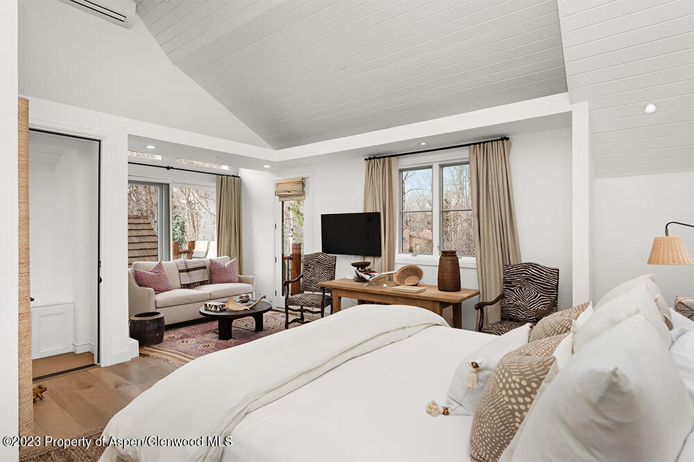 345 Park Avenue Property Photo 20
