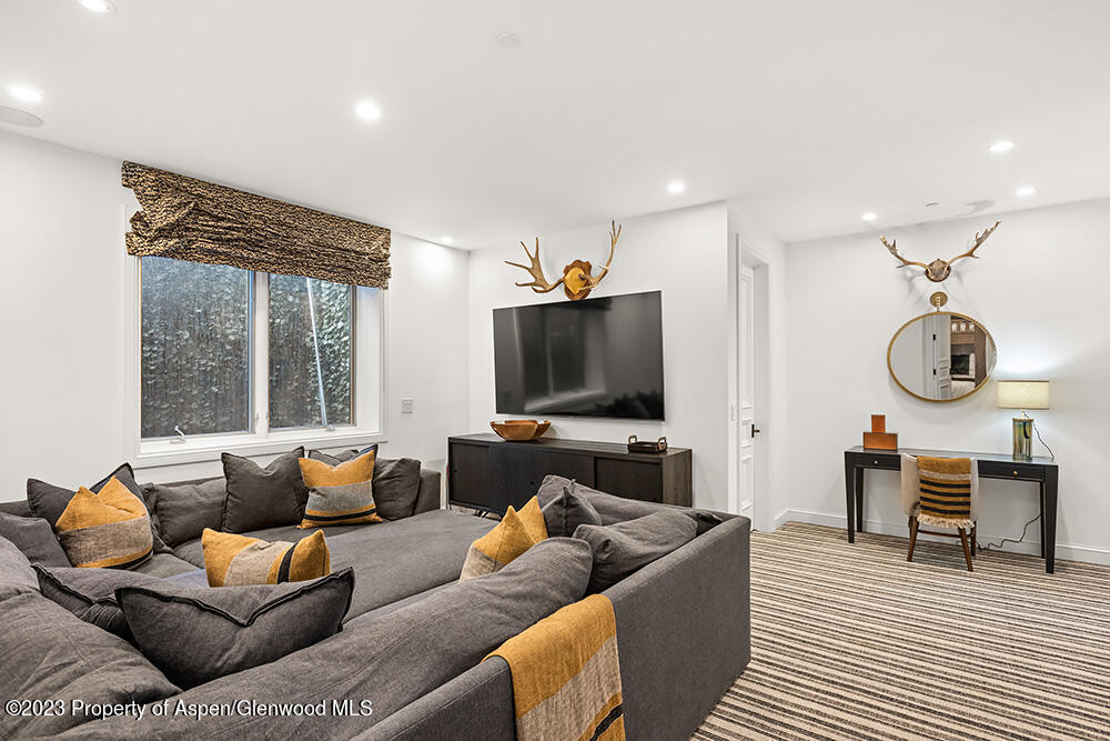 345 Park Avenue Property Photo 23