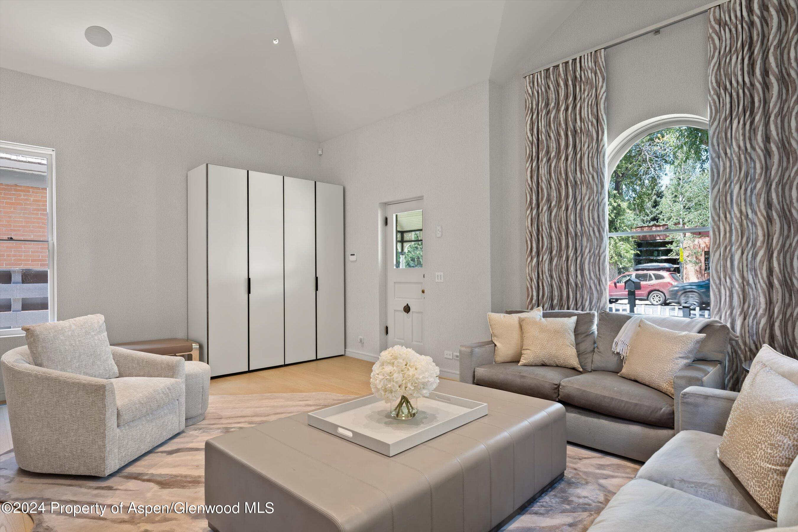 105 E Hallam Street Property Photo 14