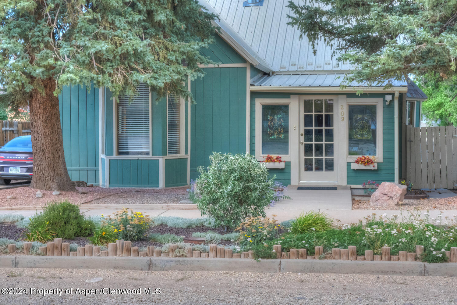 209 E Francisco Street Property Photo
