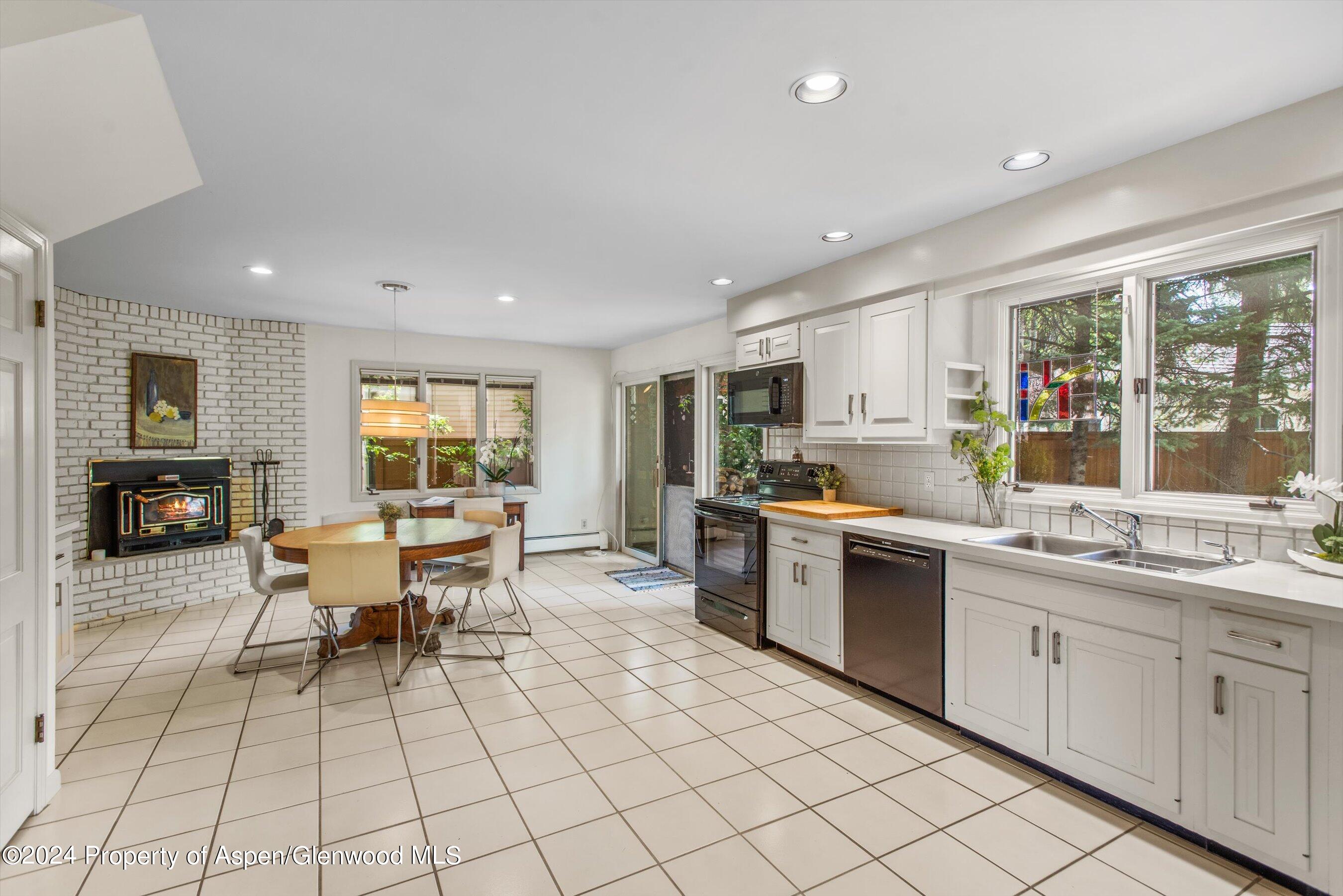 531 Gillespie Street Property Photo 8