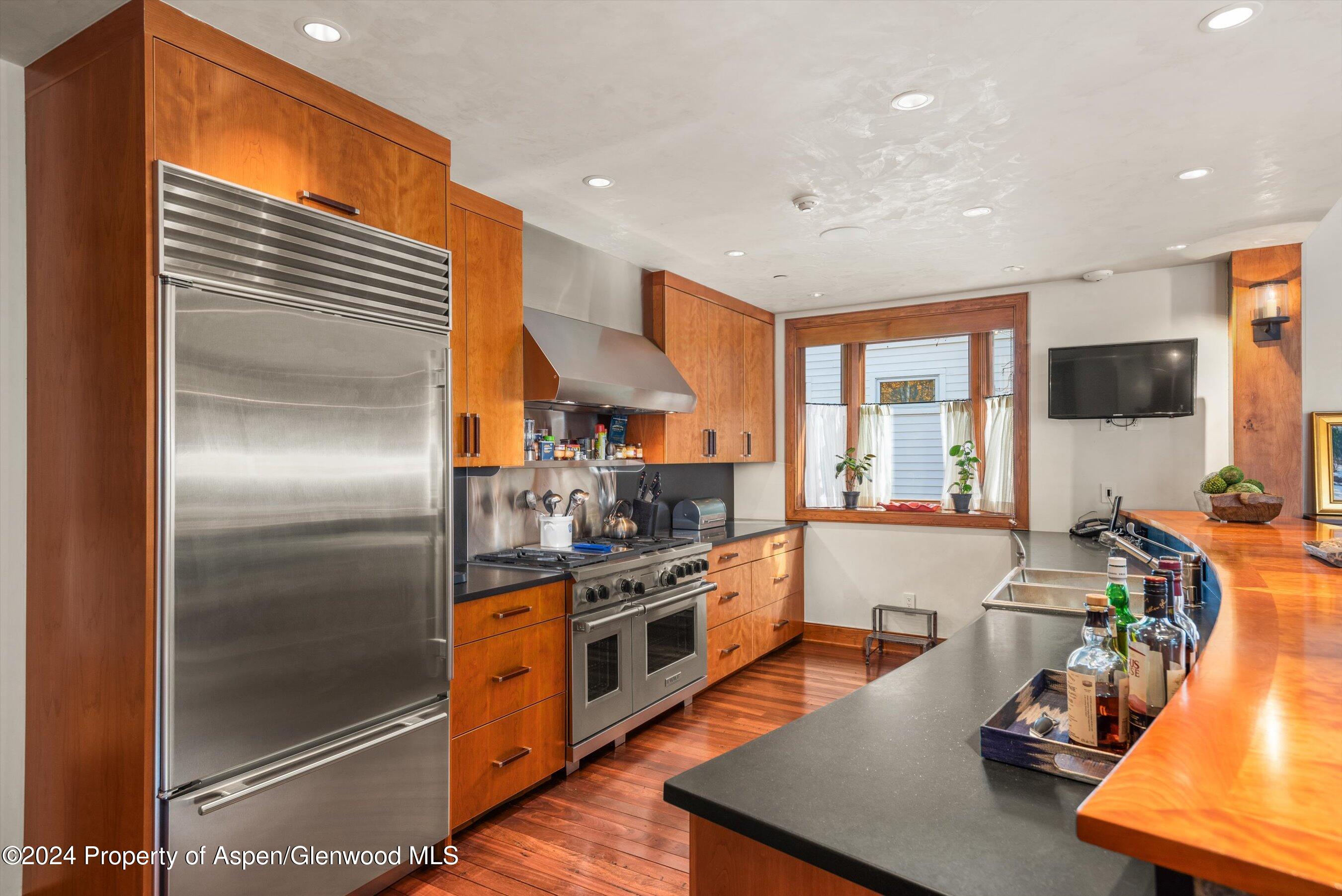 1016 E Hopkins Avenue Property Photo 14