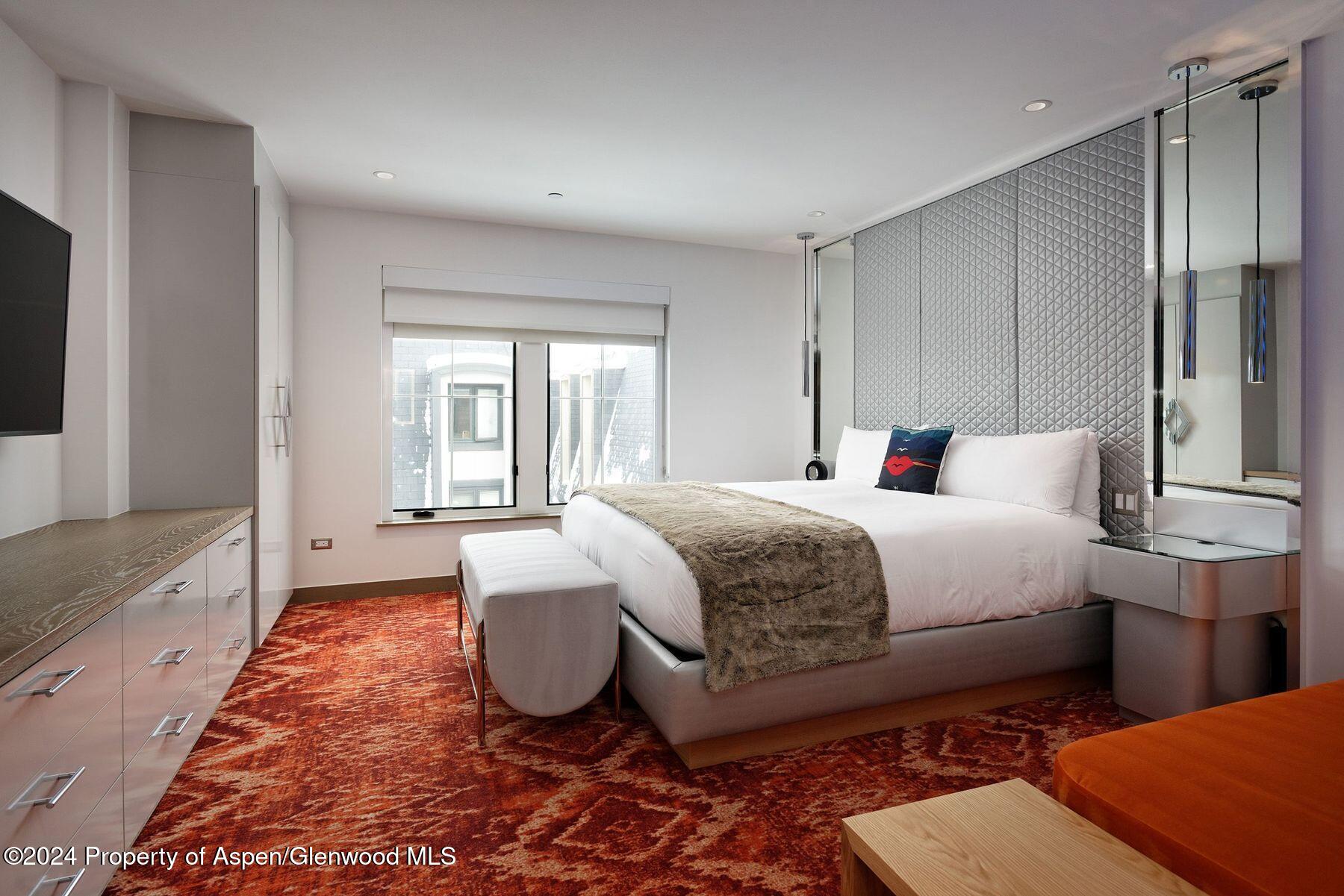 550 S Spring Street Property Photo 4