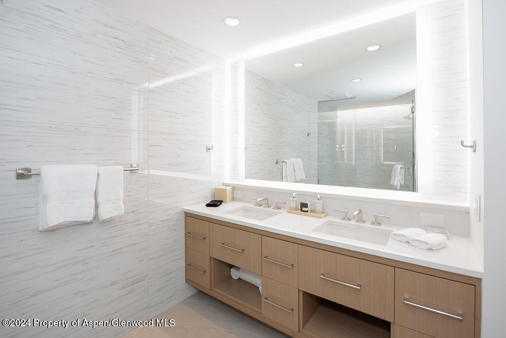 130 Wood Road, 460-462 Property Photo 11