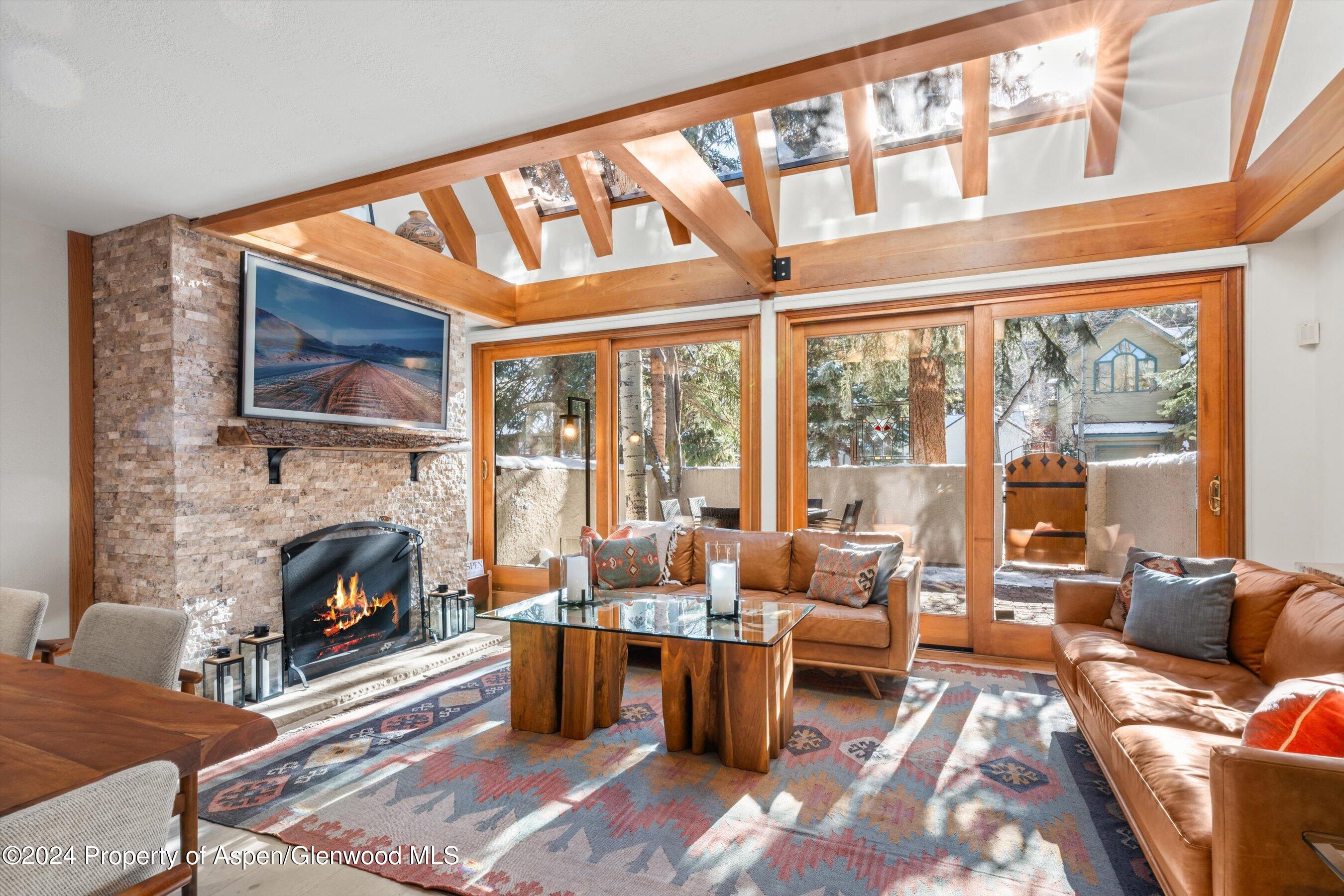 326 W Hopkins Avenue Property Photo 1