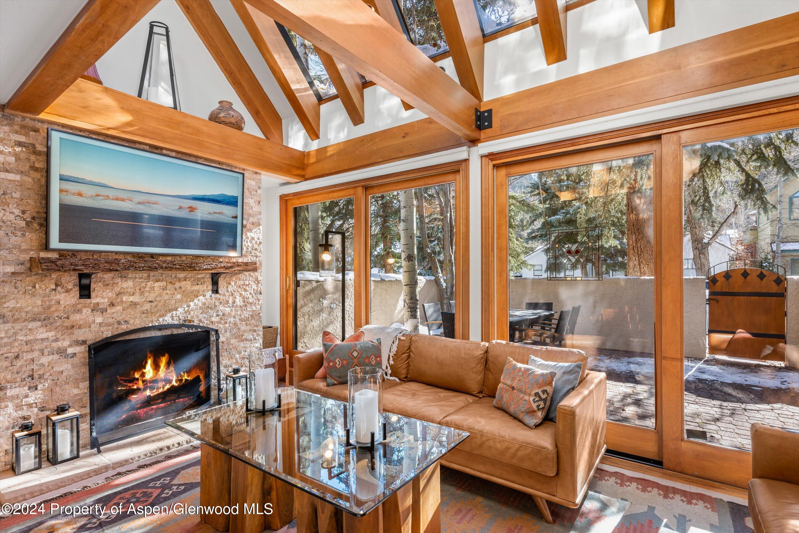 326 W Hopkins Avenue Property Photo 3