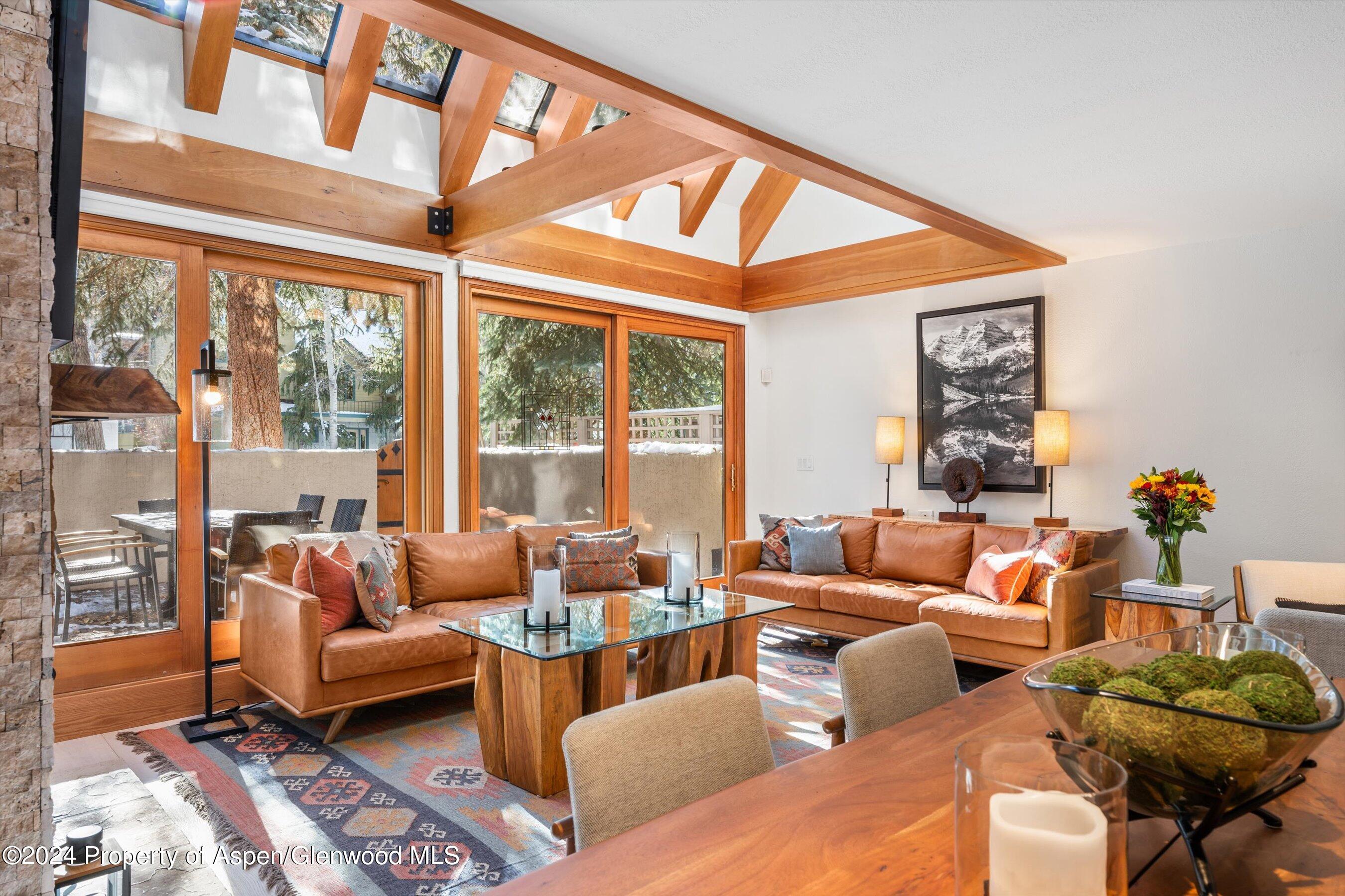 326 W Hopkins Avenue Property Photo 5