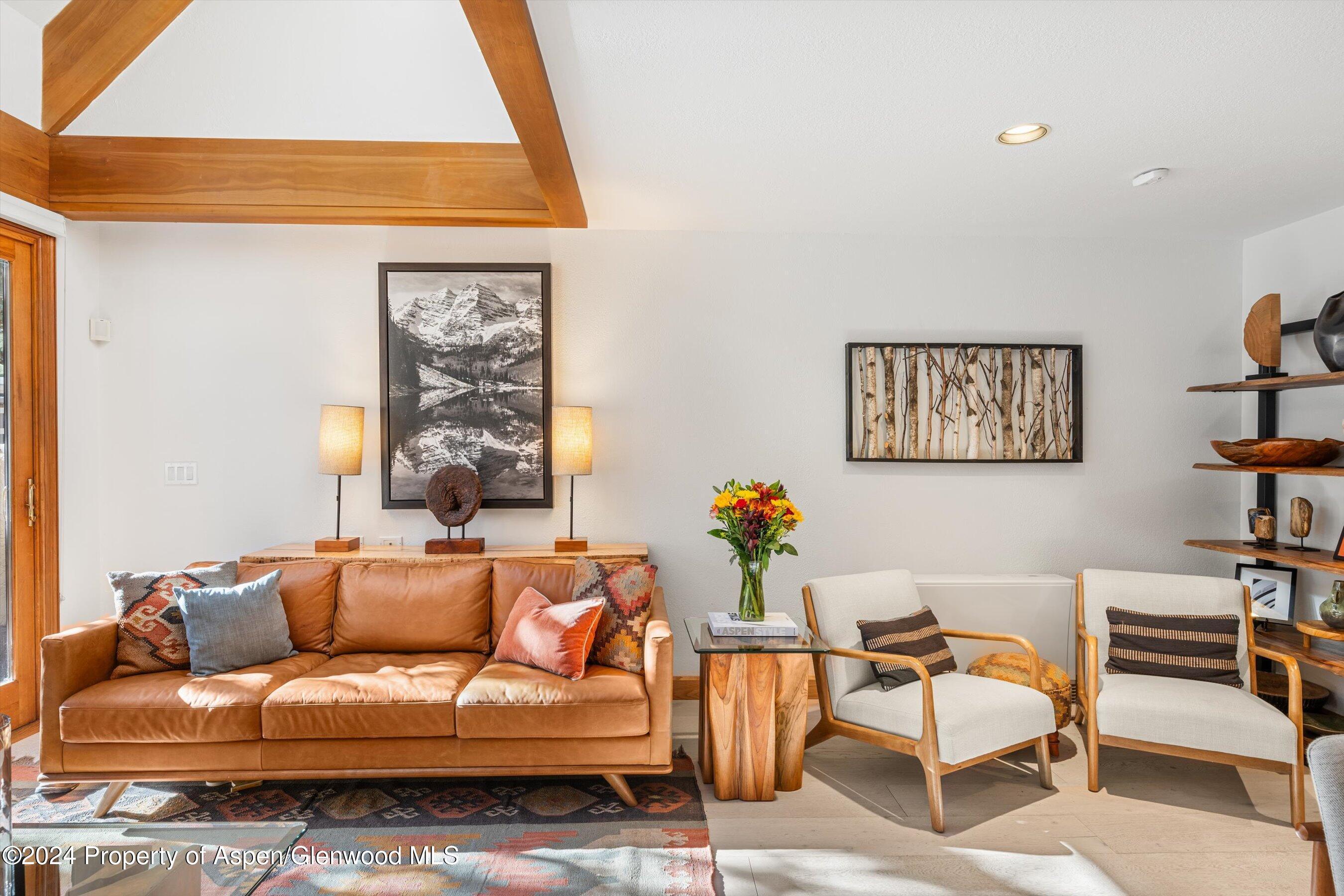 326 W Hopkins Avenue Property Photo 8