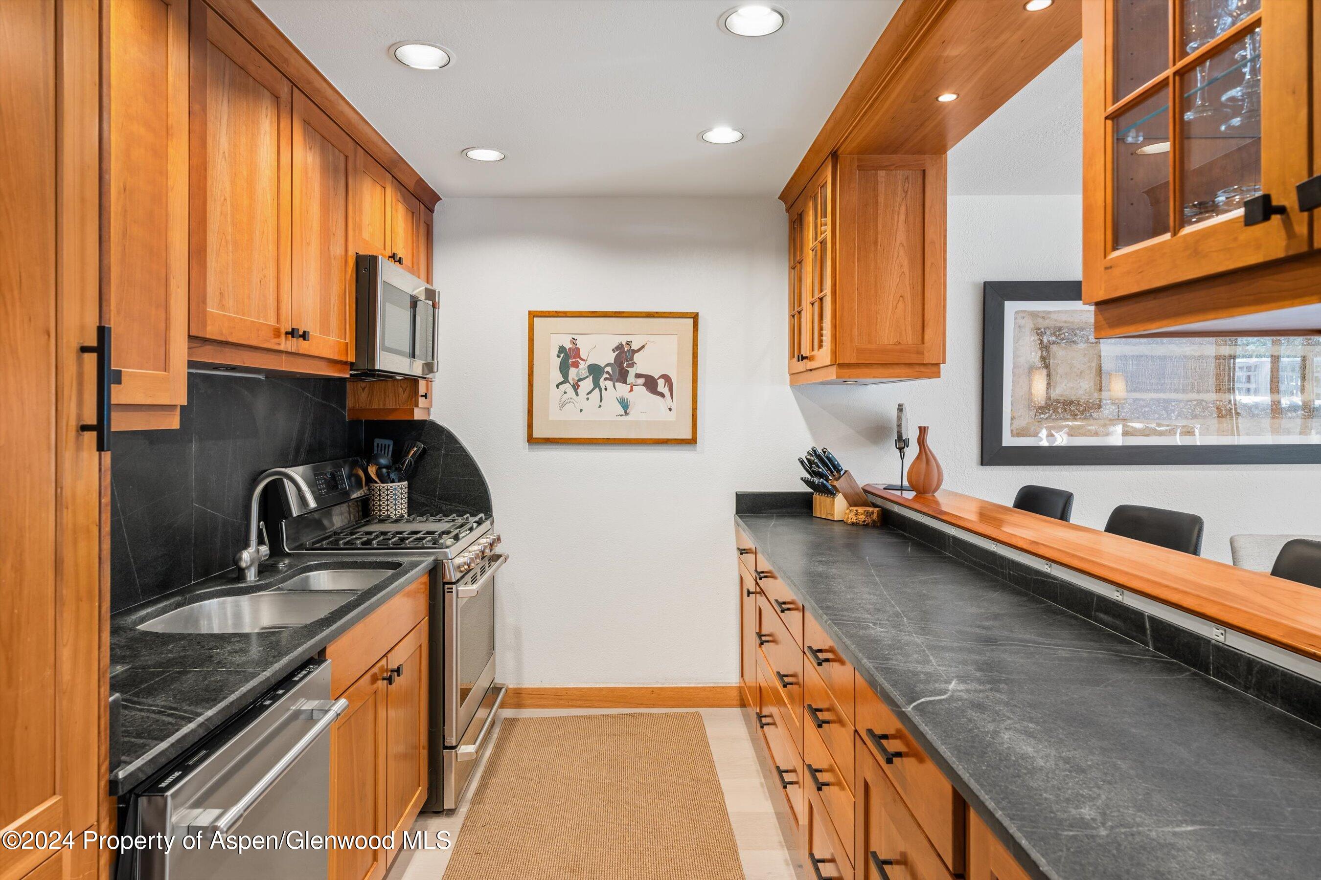 326 W Hopkins Avenue Property Photo 12