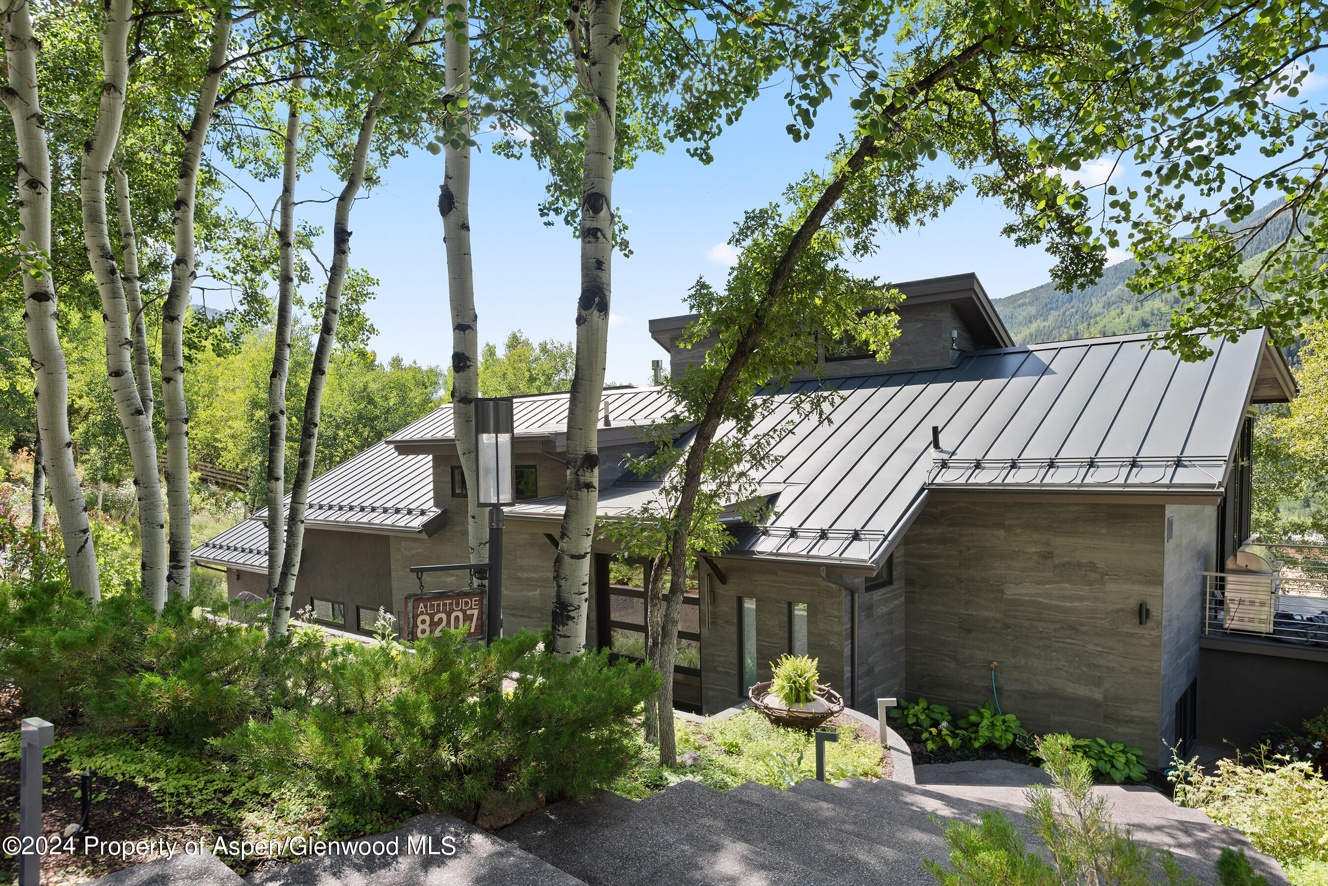 552 Mountain Laurel Drive Property Photo 2