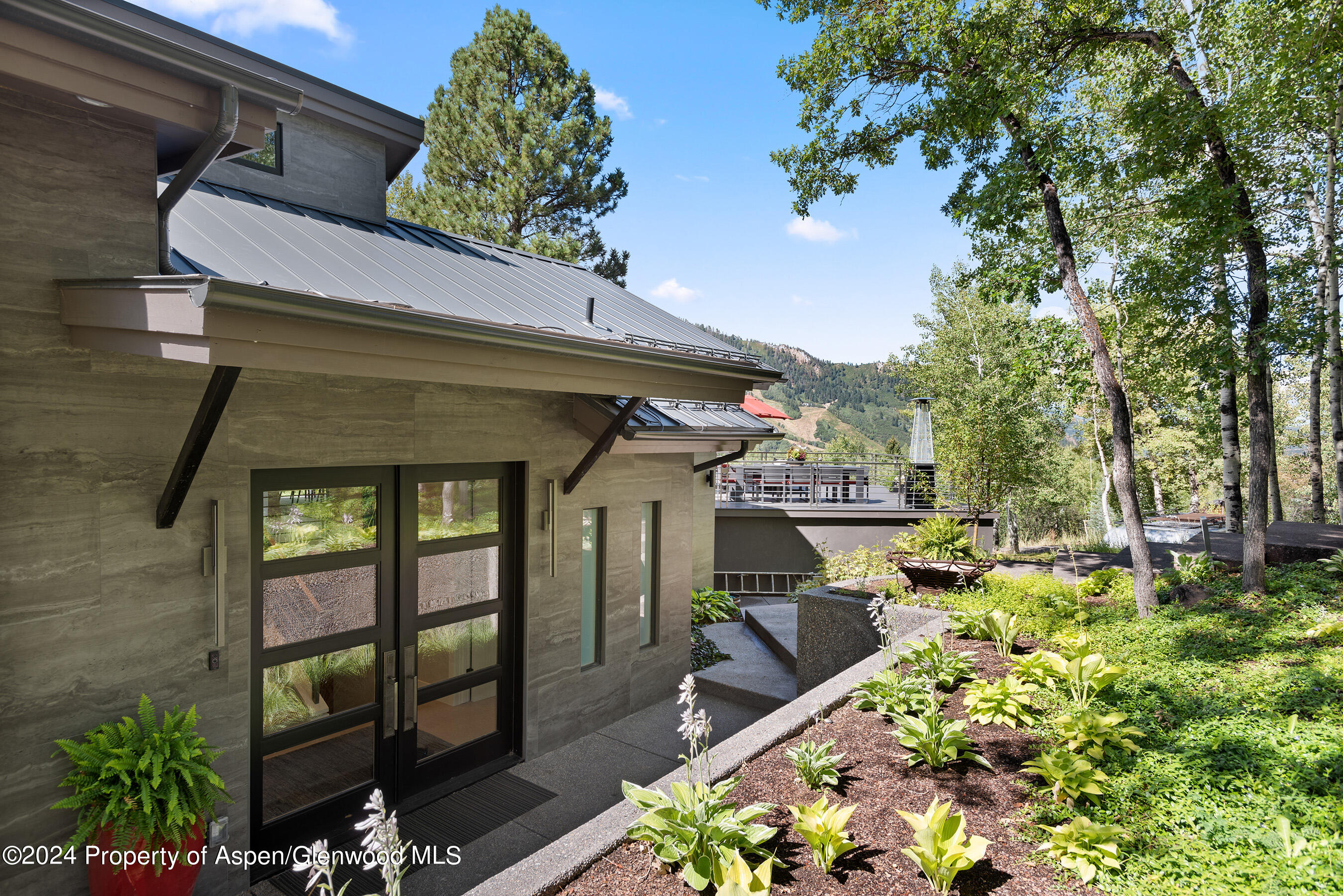 552 Mountain Laurel Drive Property Photo 3