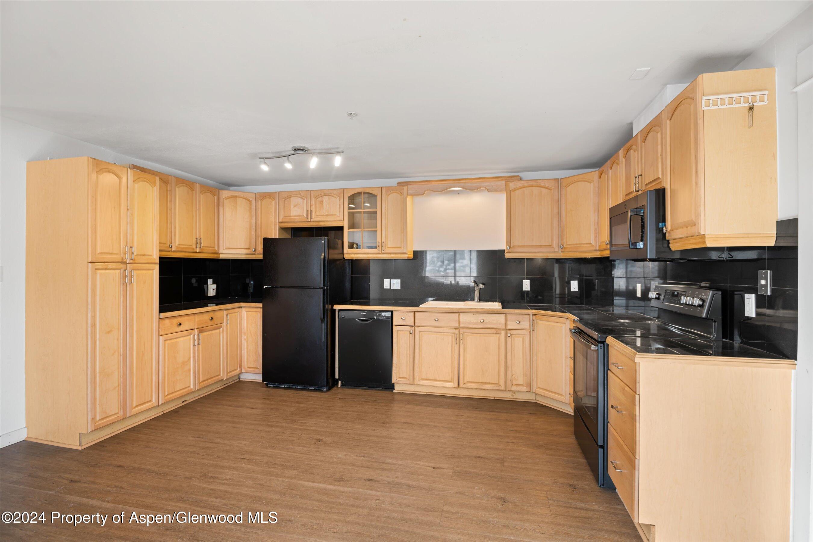 326 Midland Avenue, 101 Property Photo 5