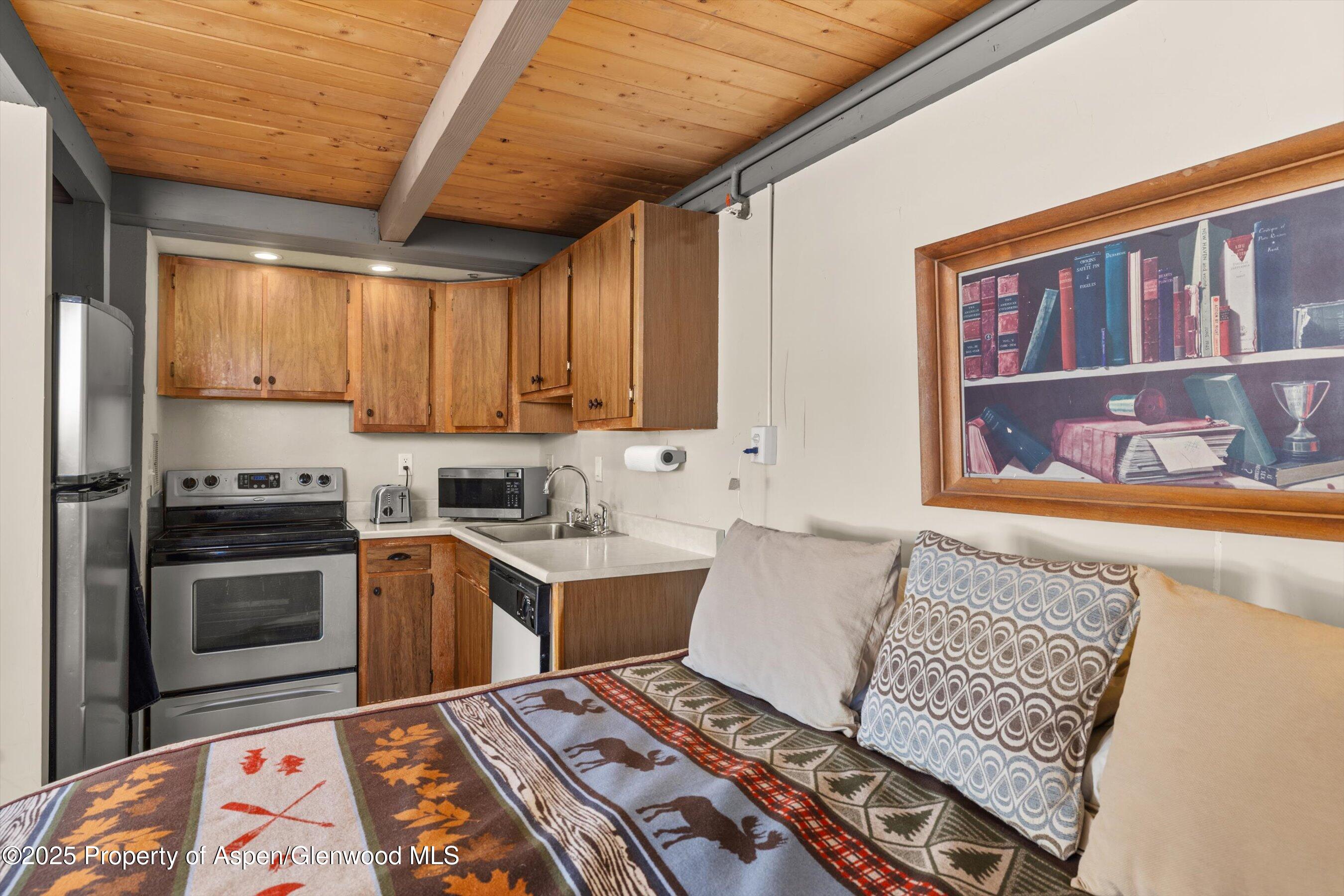 600 Carriage Way, J-10 Property Photo 9