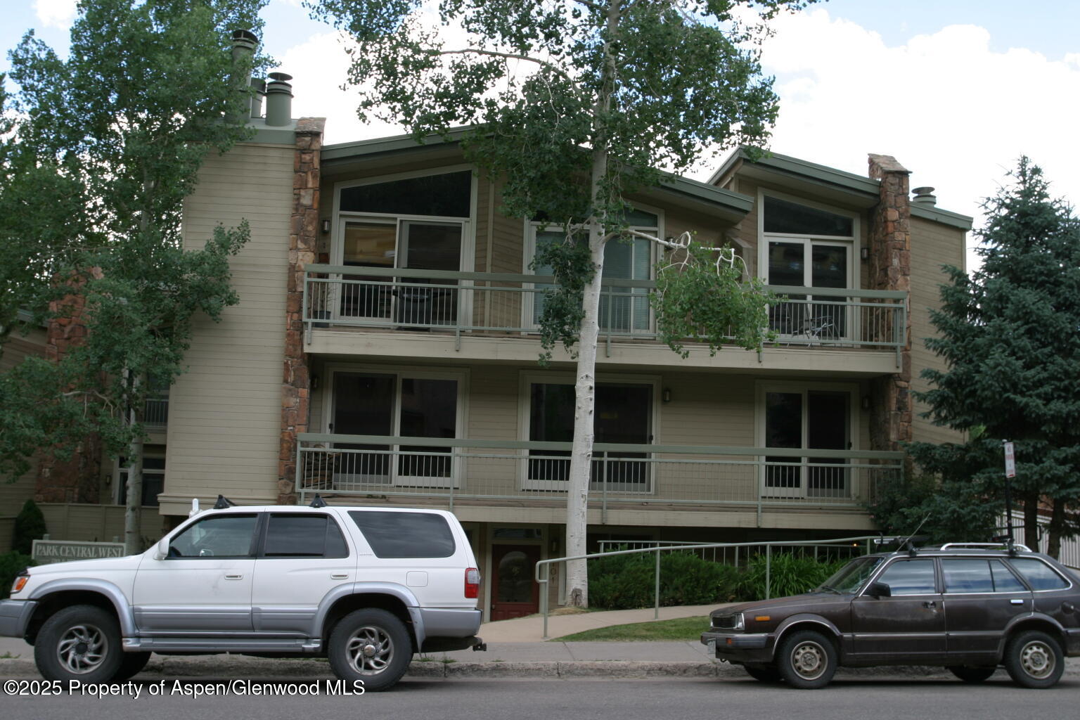 210 E Hyman Avenue, 201 & 202 Property Photo 1