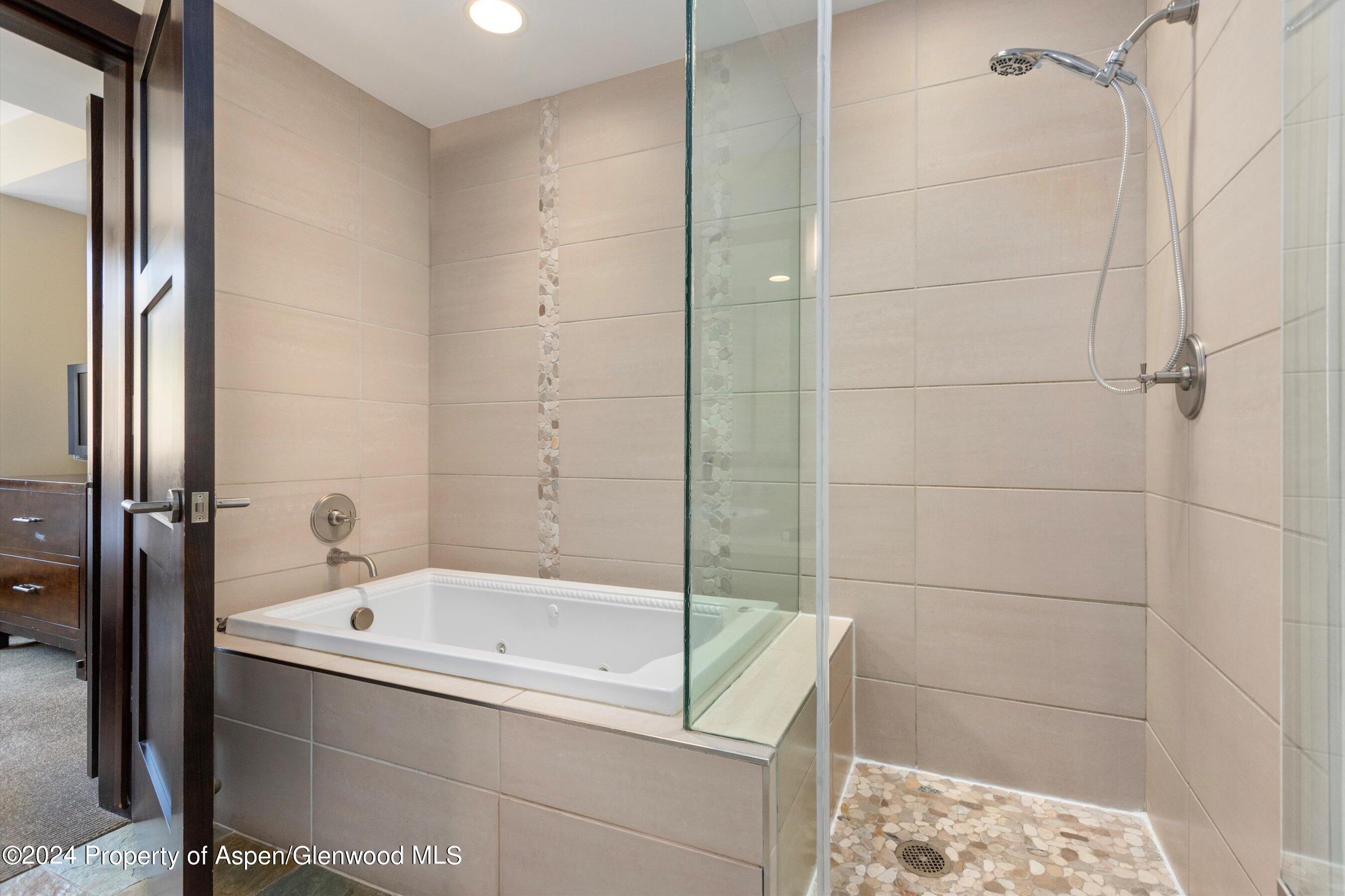 120 Carriage Way, 2201 Property Photo 9