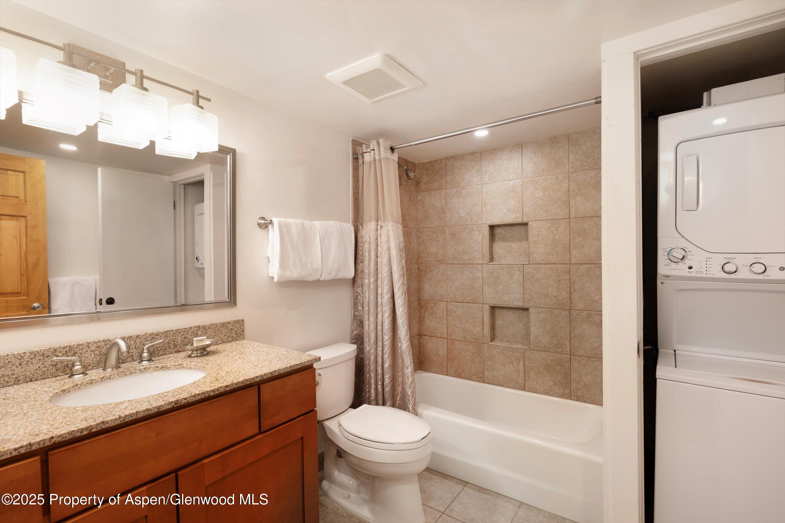 855 Carriage Way, Summit 202 Property Photo 8