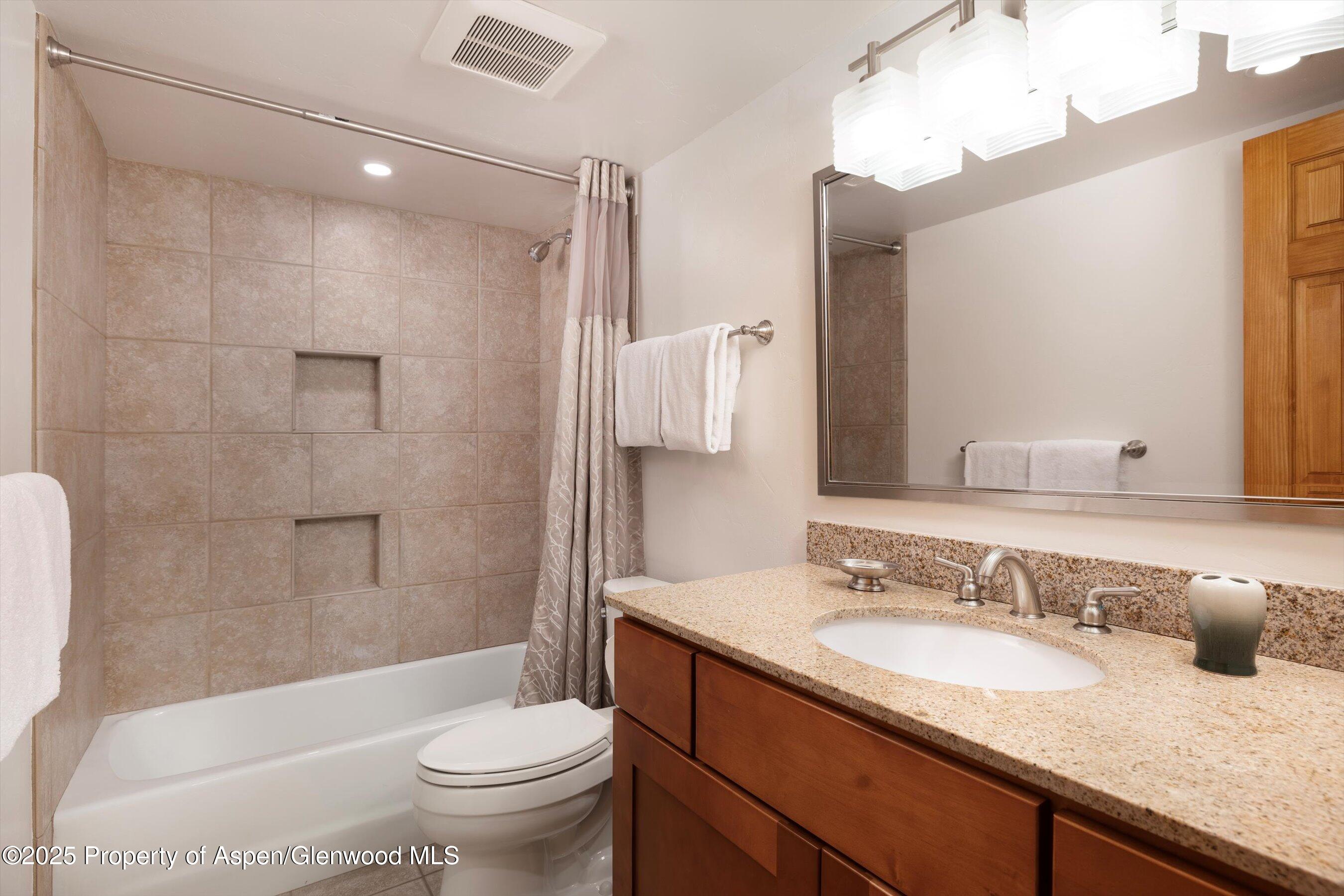 855 Carriage Way, Summit 202 Property Photo 11