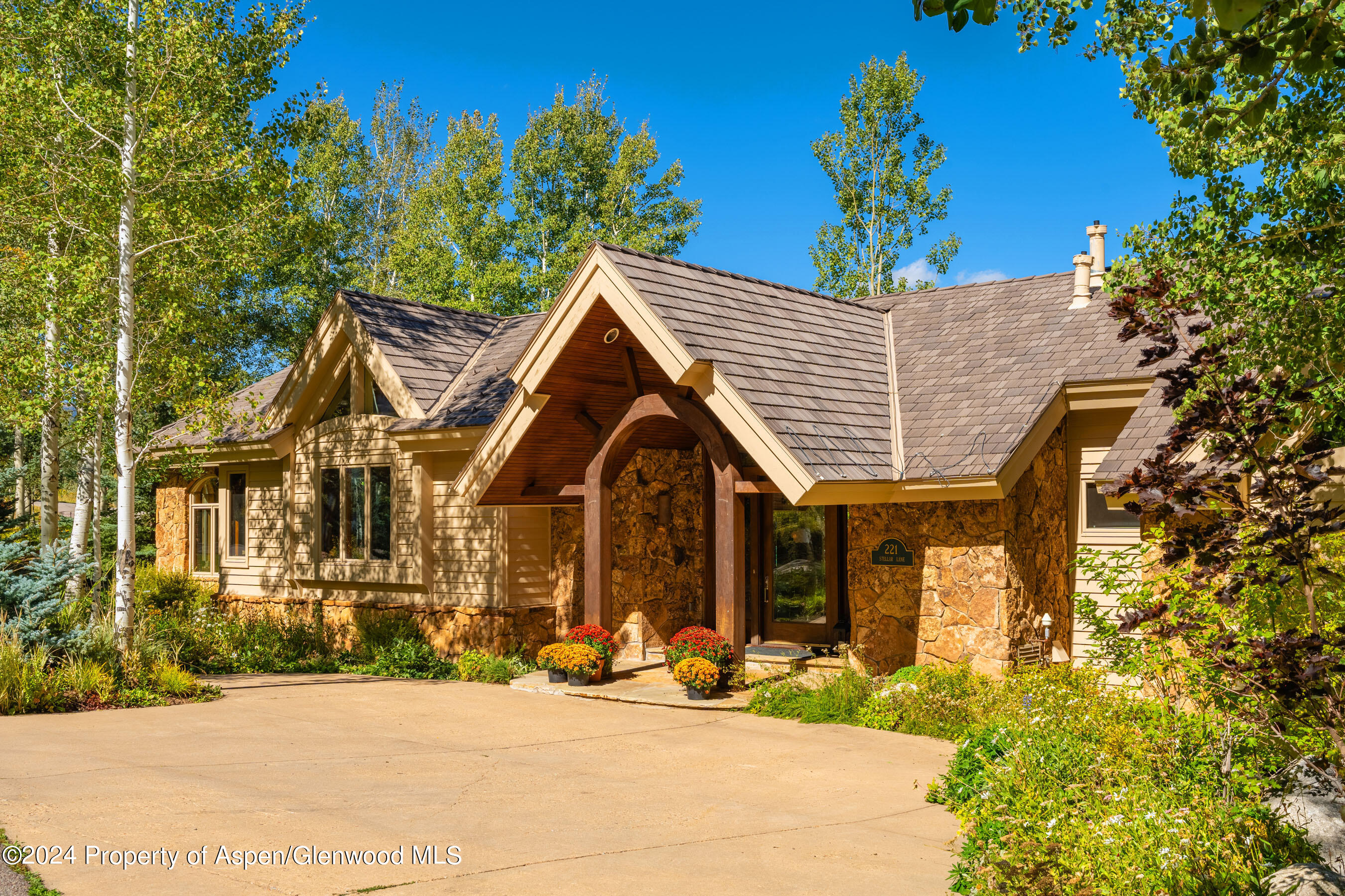 221 Stellar Lane Property Photo 3