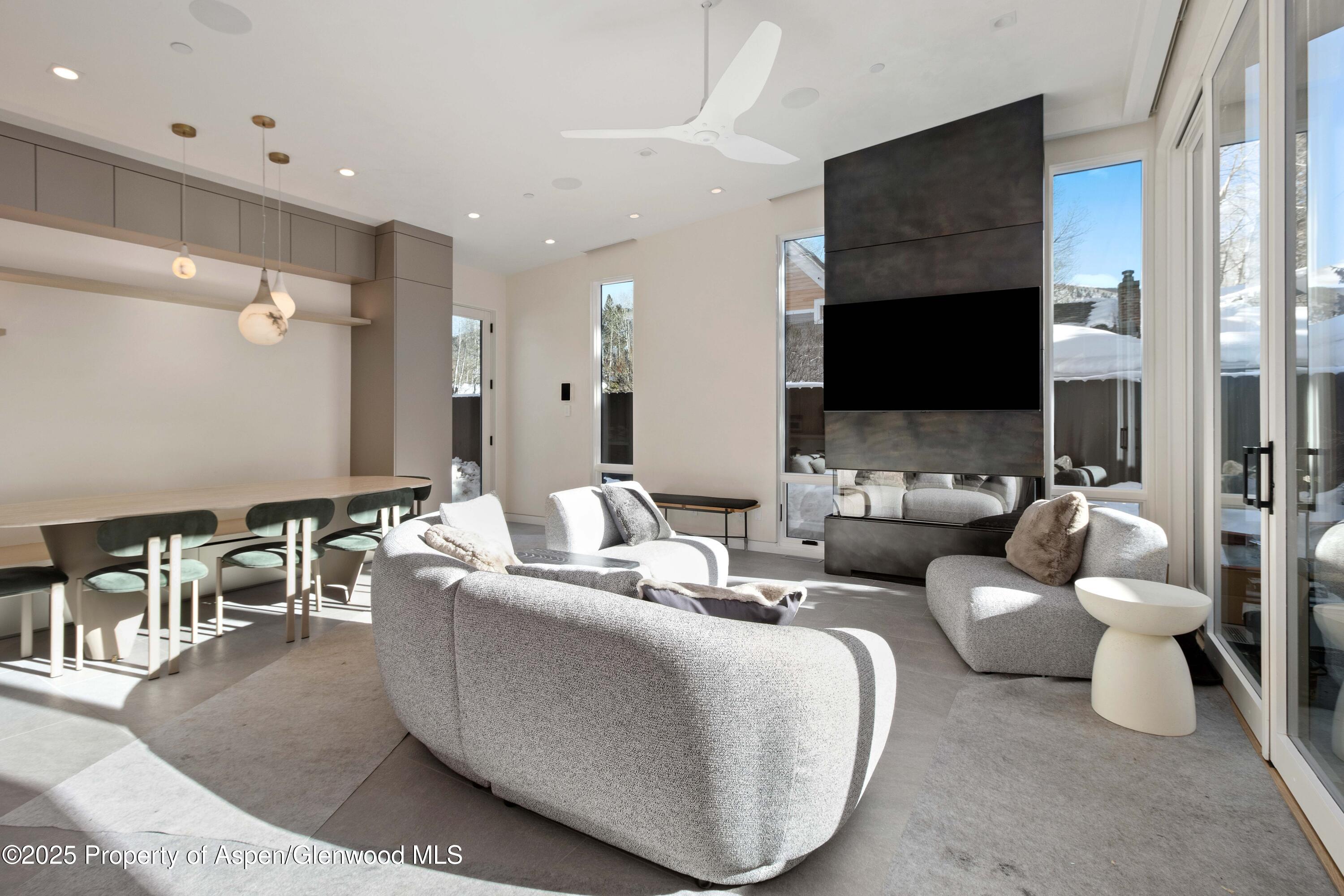 211 W Main Street, 102 Property Photo 1