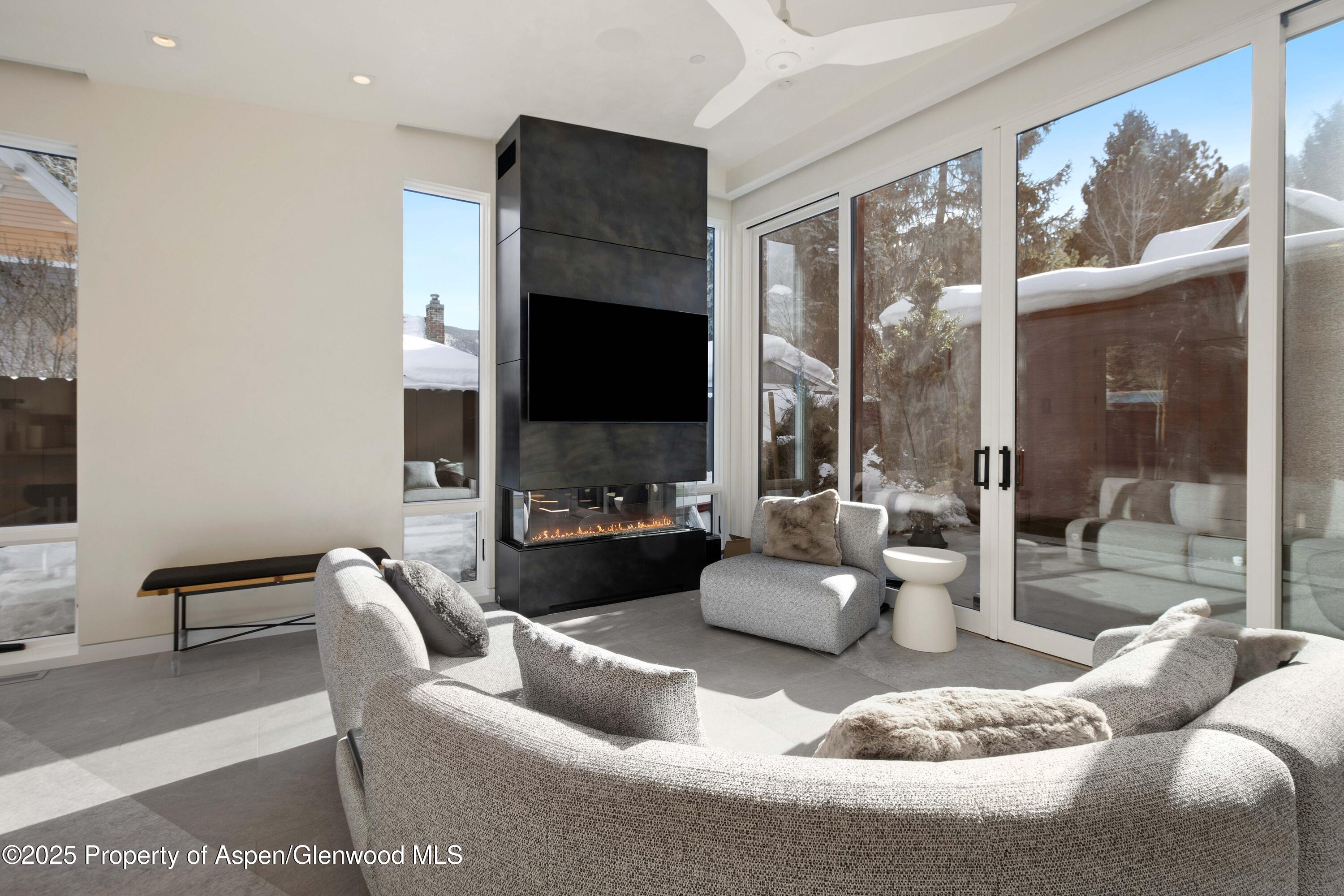 211 W Main Street, 102 Property Photo 2