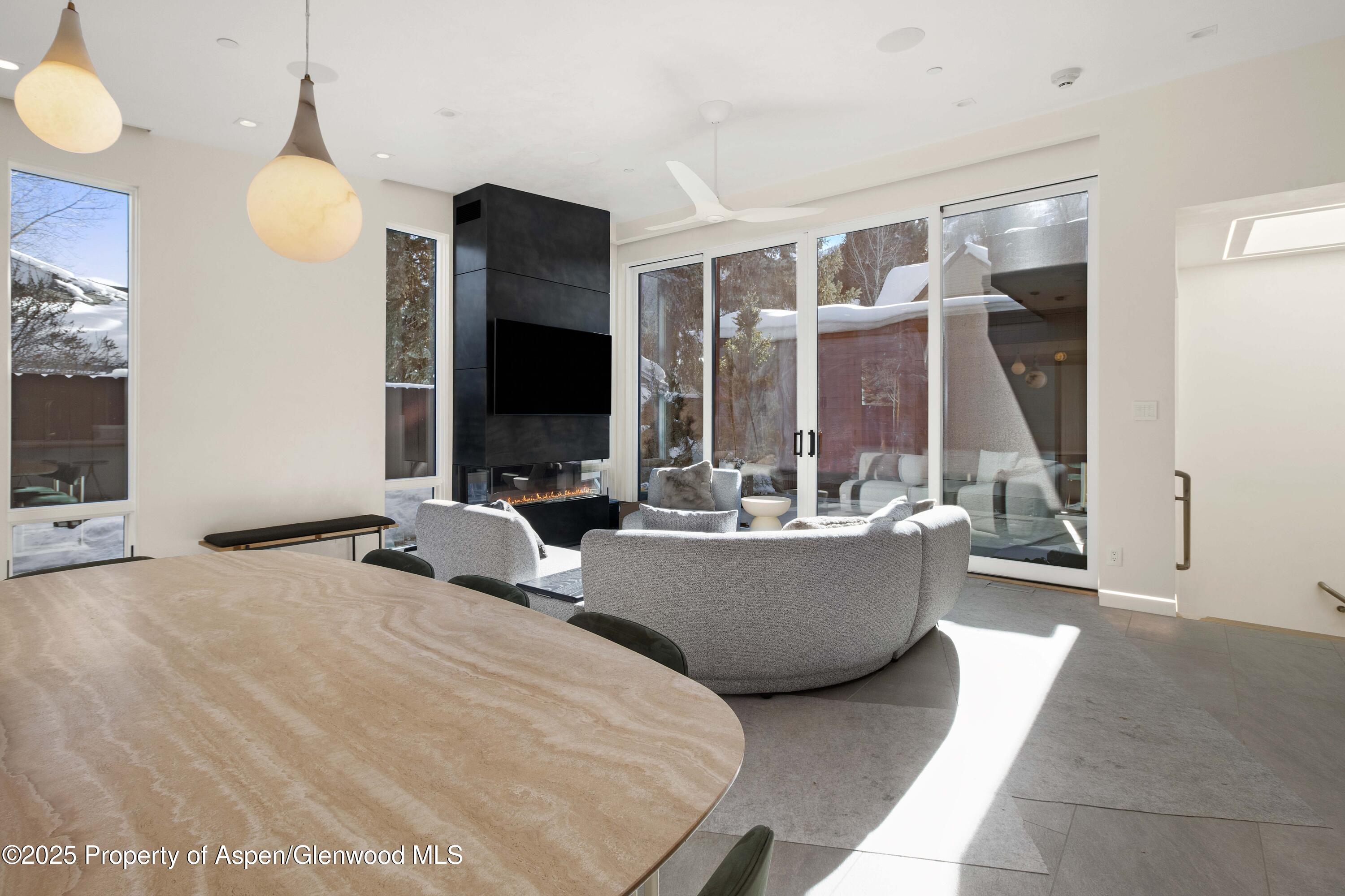 211 W Main Street, 102 Property Photo 3