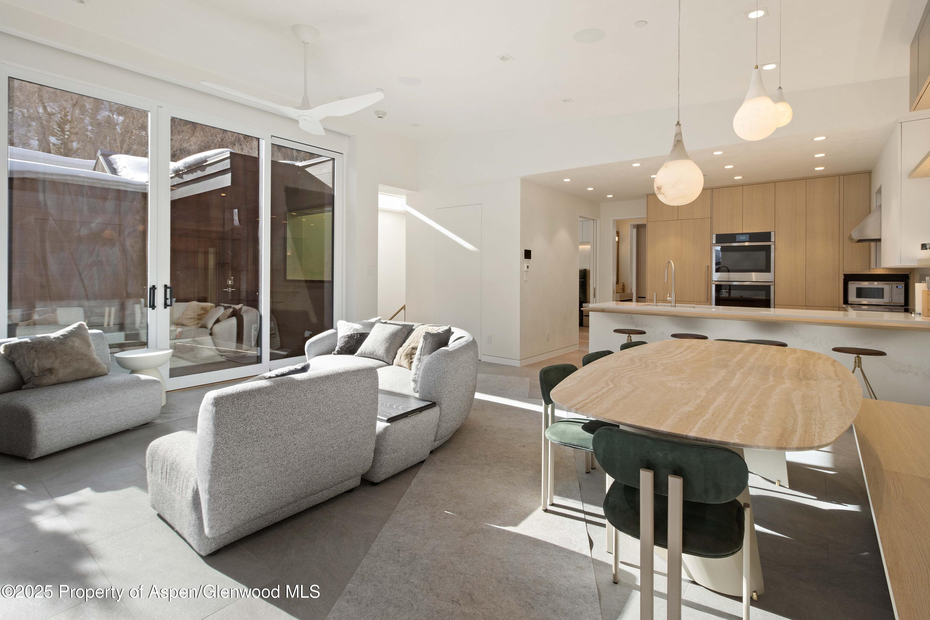 211 W Main Street, 102 Property Photo 4