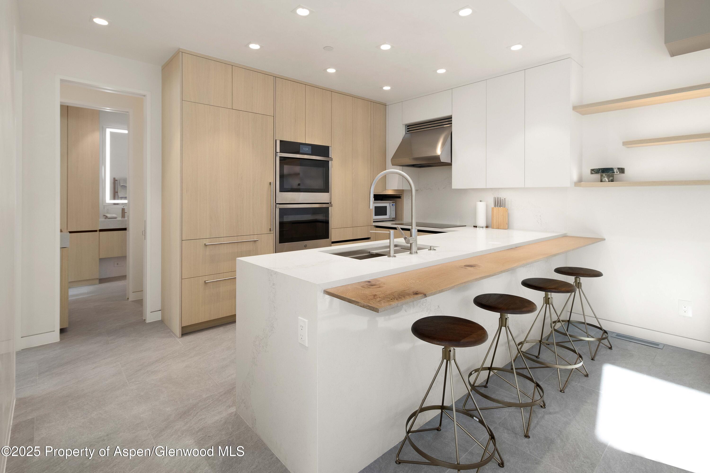 211 W Main Street, 102 Property Photo 5