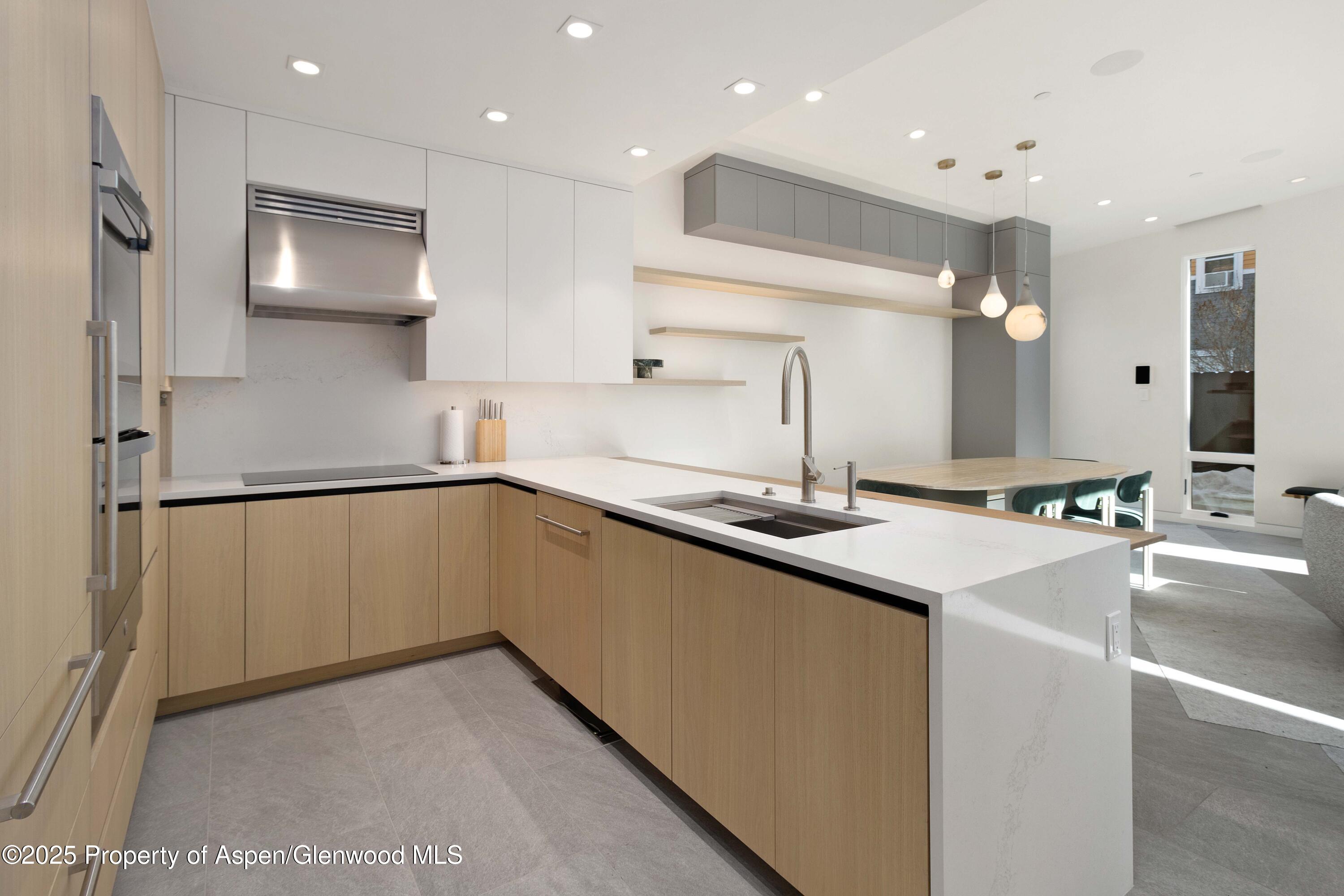 211 W Main Street, 102 Property Photo 6