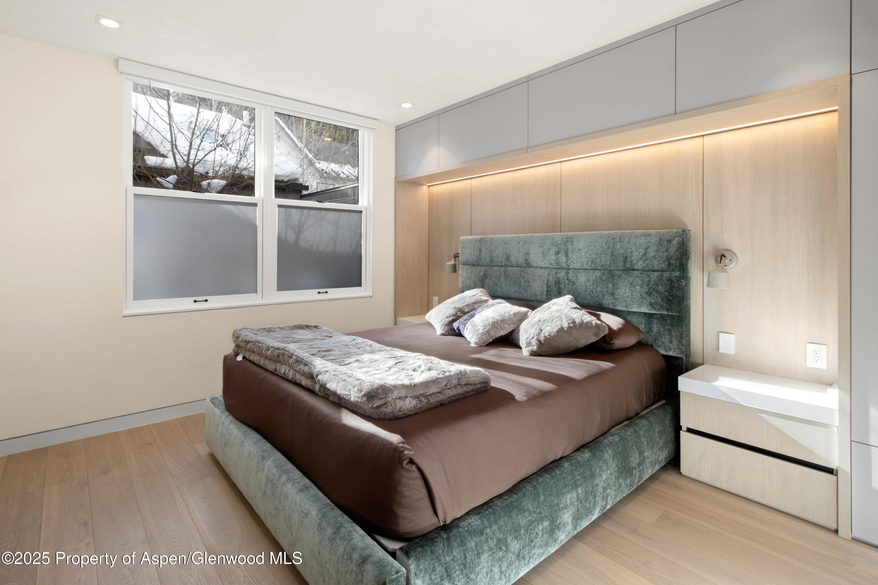 211 W Main Street, 102 Property Photo 7