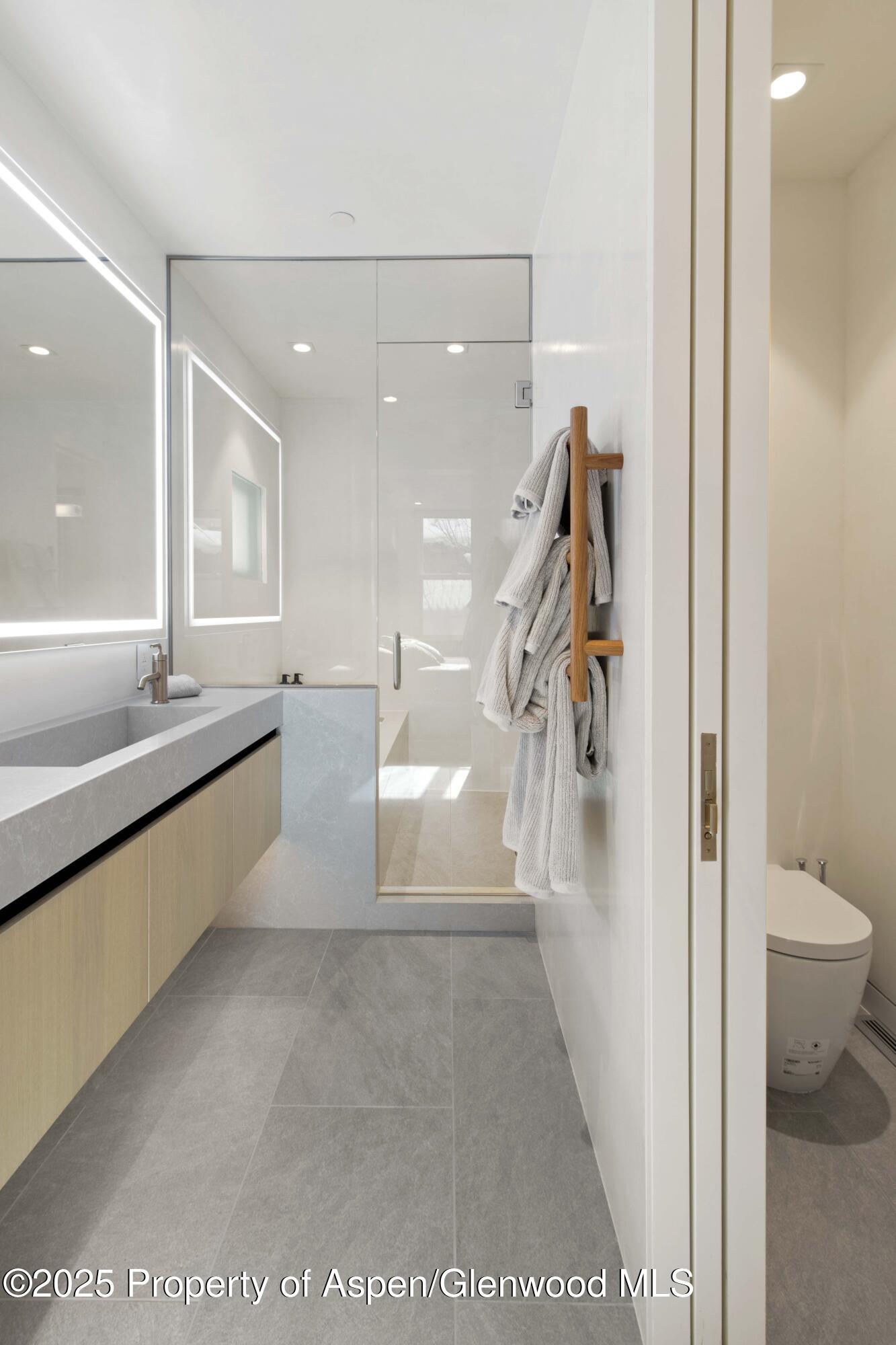 211 W Main Street, 102 Property Photo 8