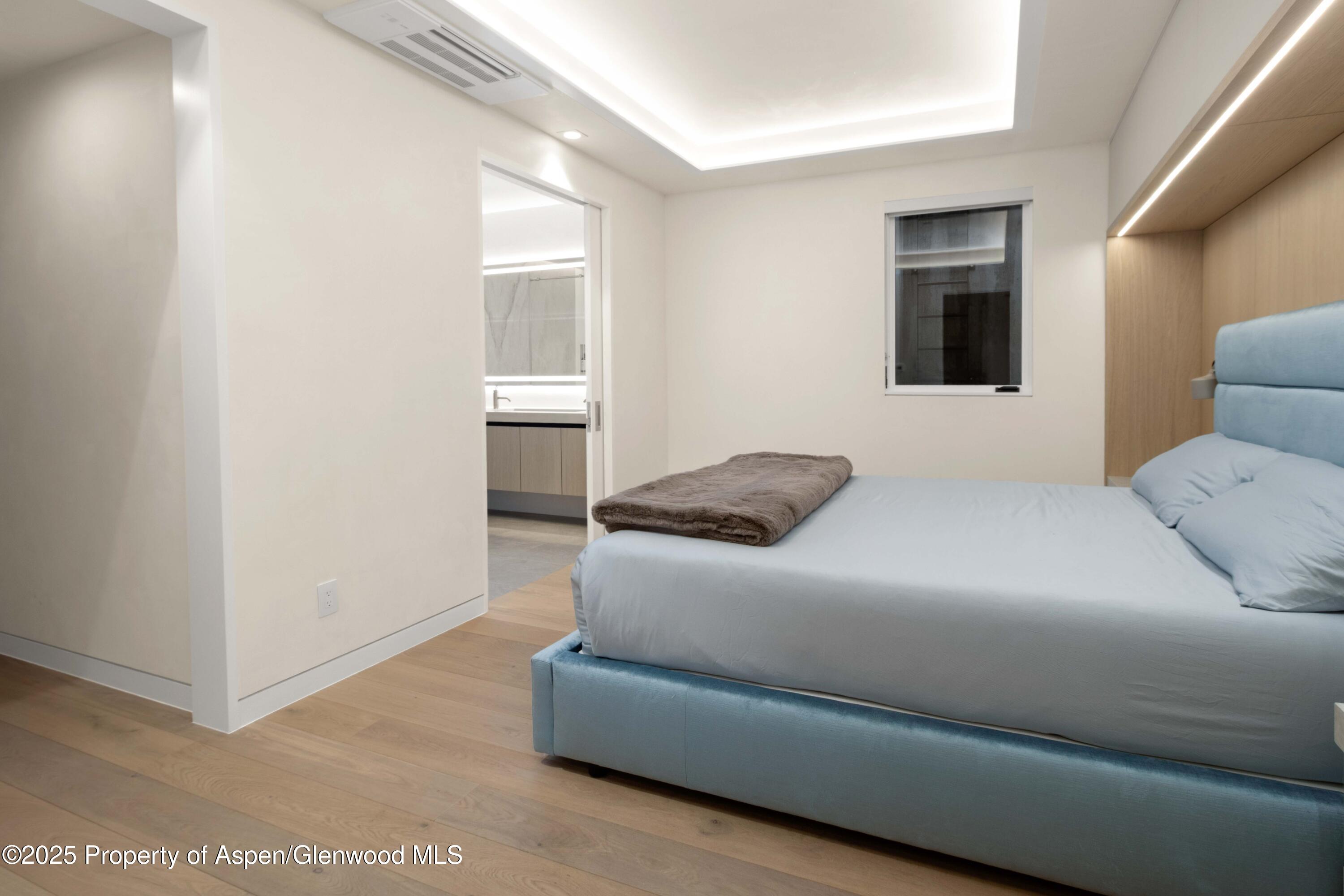 211 W Main Street, 102 Property Photo 9